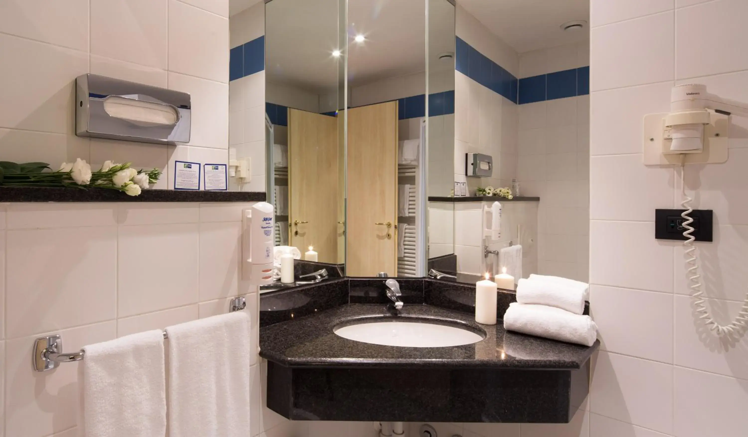 Twin Room - Smoking in Holiday Inn Express Parma by IHG Twin Room - Smoking in Holiday Inn Express Parma by IHG