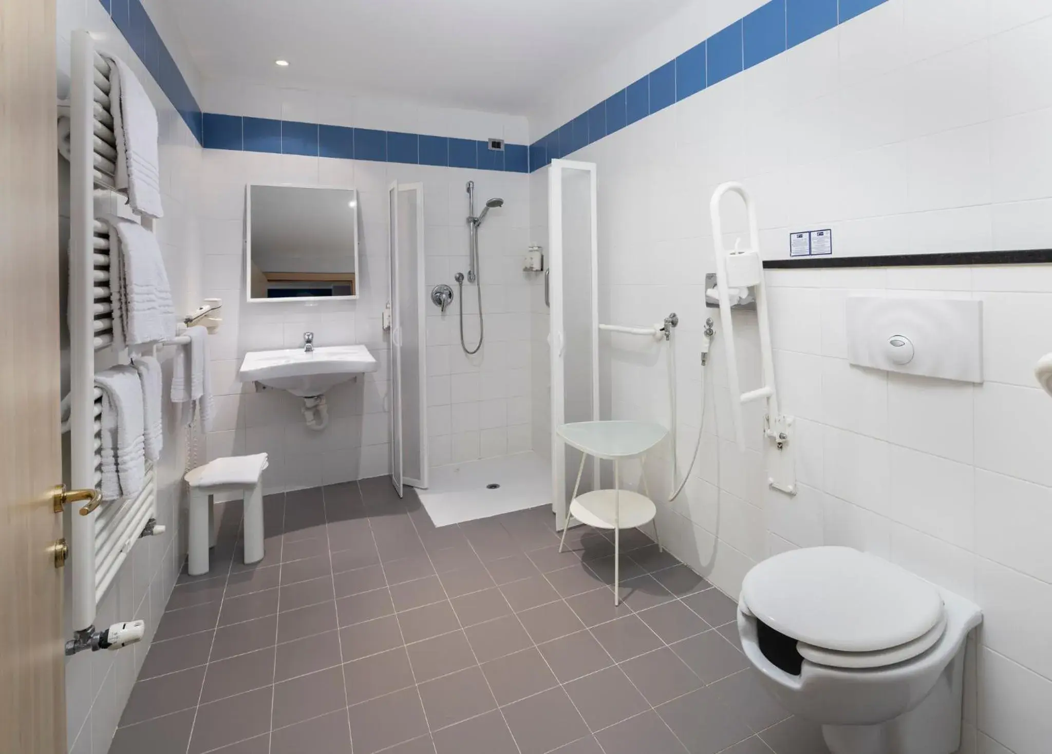 Standard Double Room - Mobility Access in Holiday Inn Express Parma by IHG Standard Double Room - Mobility Access in Holiday Inn Express Parma by IHG