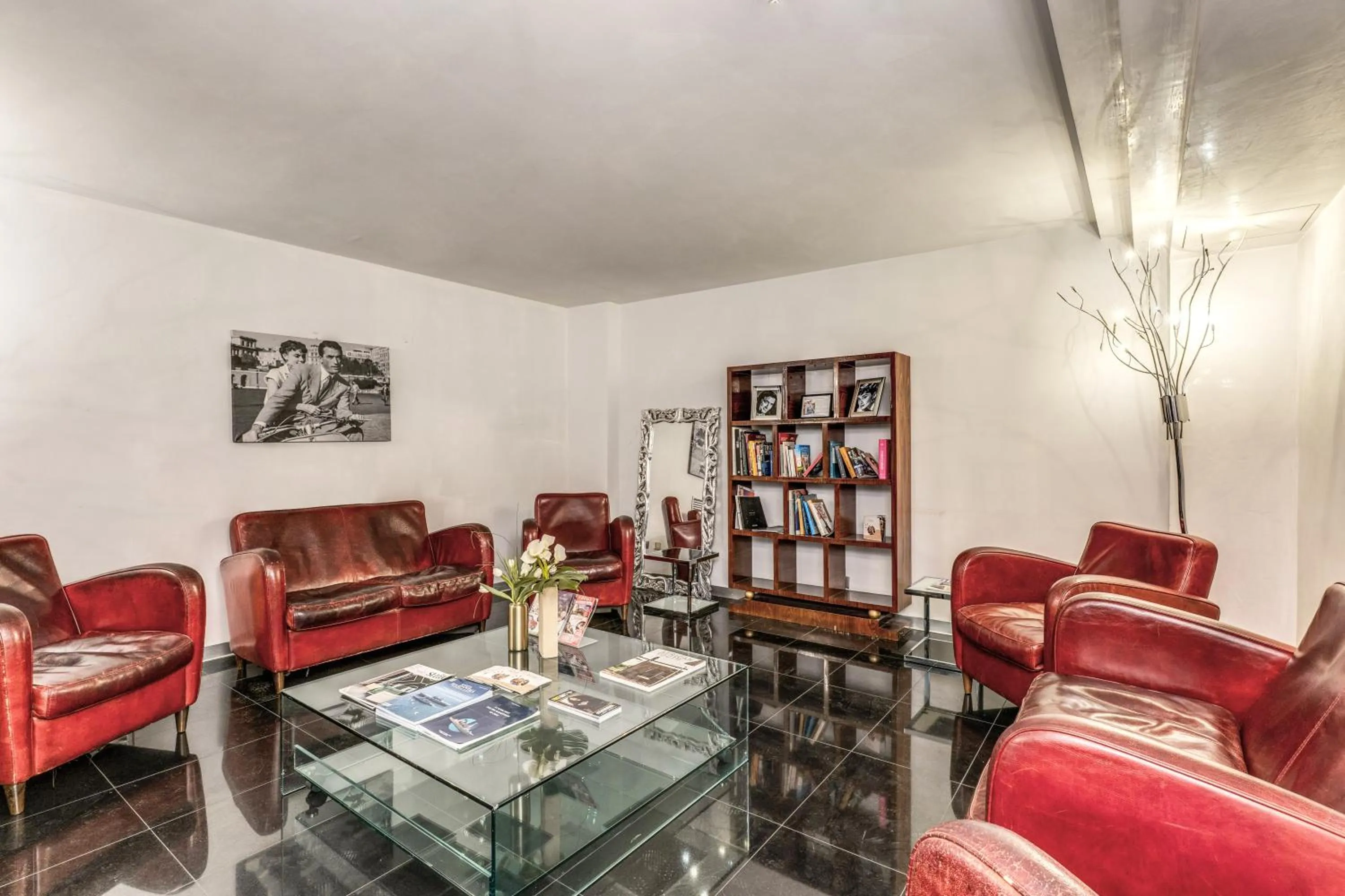 Communal lounge/ TV room in La Griffe Hotel Roma