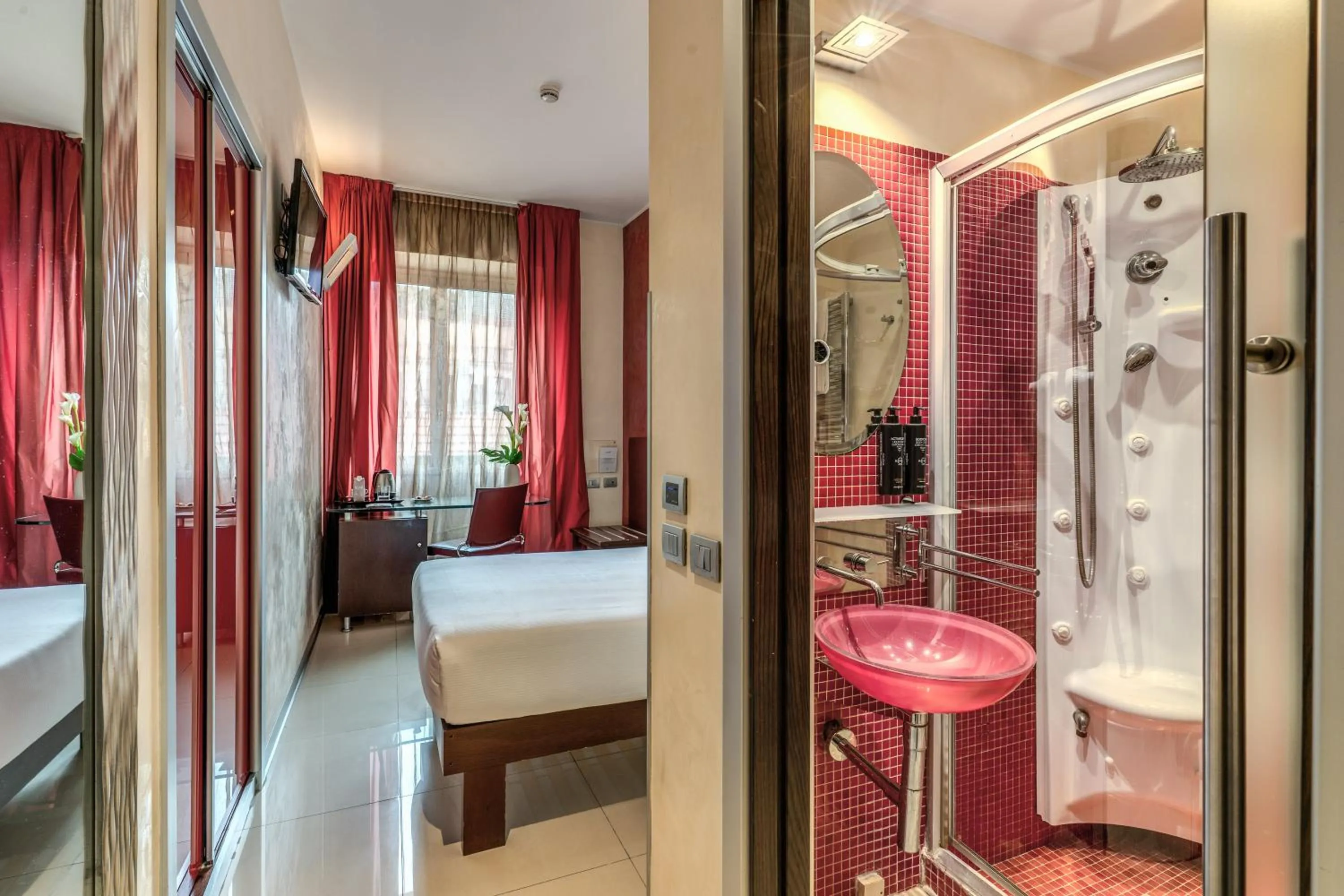 Bathroom, Bed in La Griffe Hotel Roma