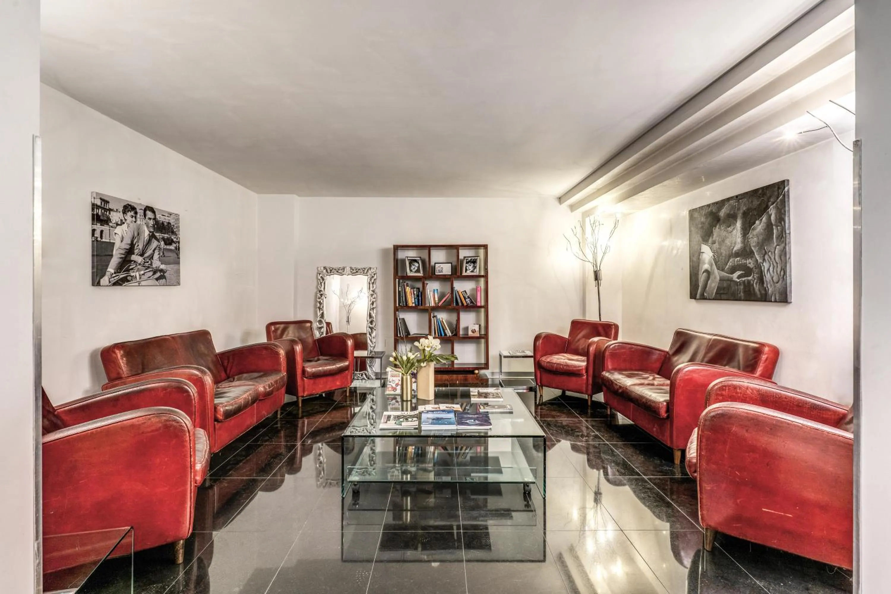 Communal lounge/ TV room in La Griffe Hotel Roma