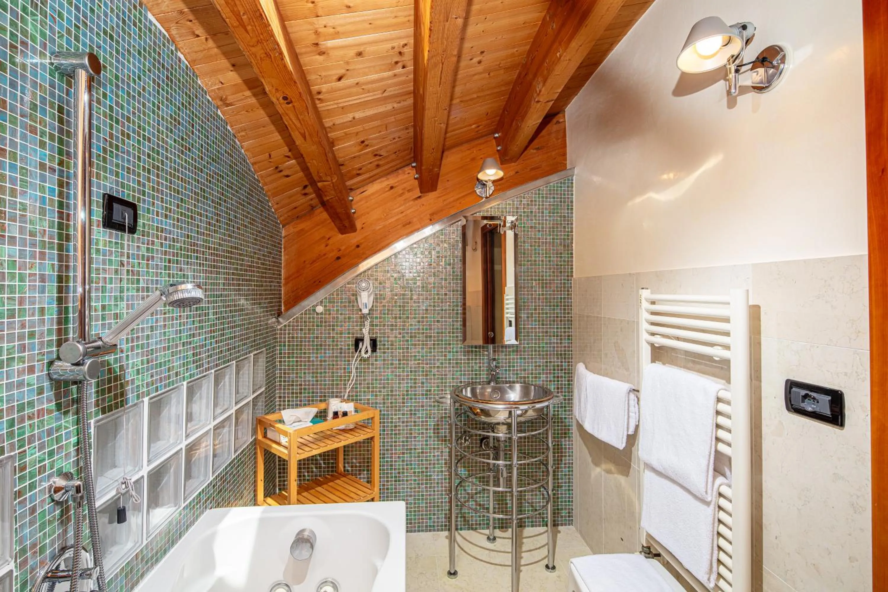 Property building, Bed in Park Hotel