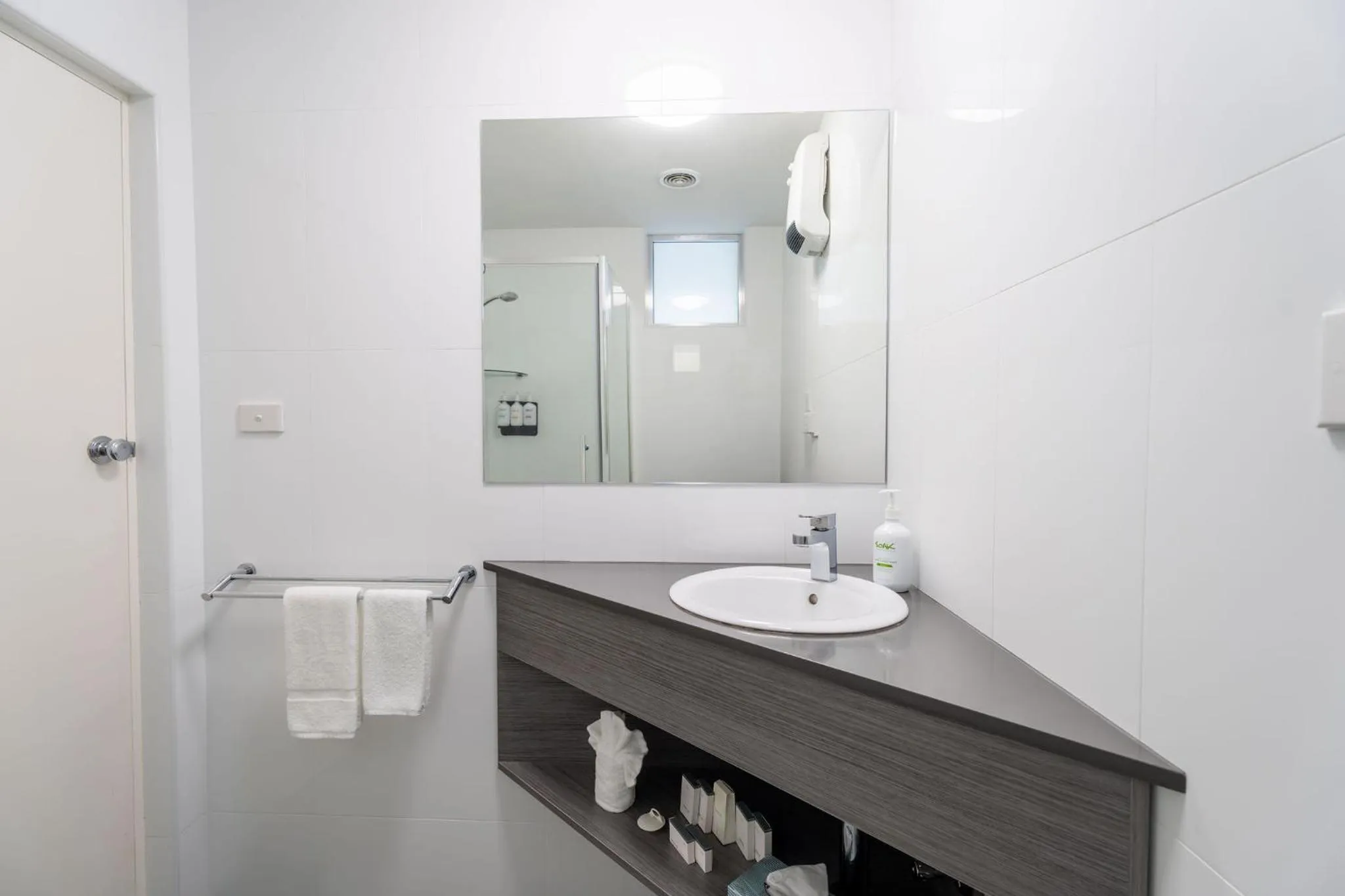 Bathroom in Leura Gardens Resort