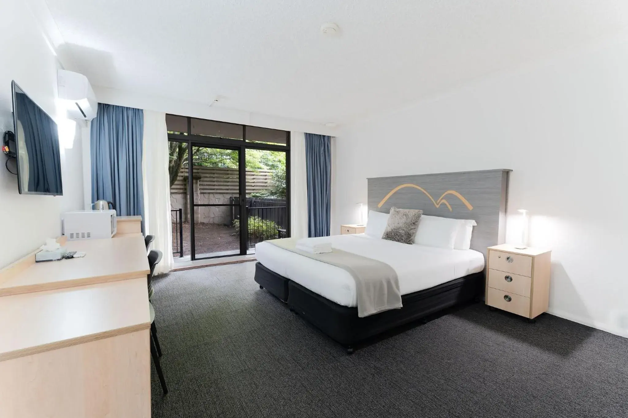 Courtyard Pet Friendly Room in Leura Gardens Resort Courtyard Pet Friendly Room in Leura Gardens Resort