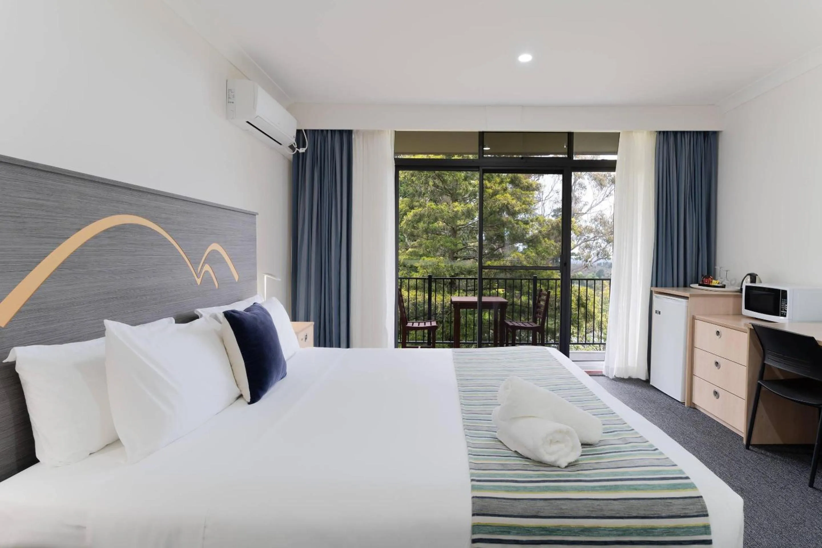 Bedroom, Bed in Comfort Resort Leura Gardens