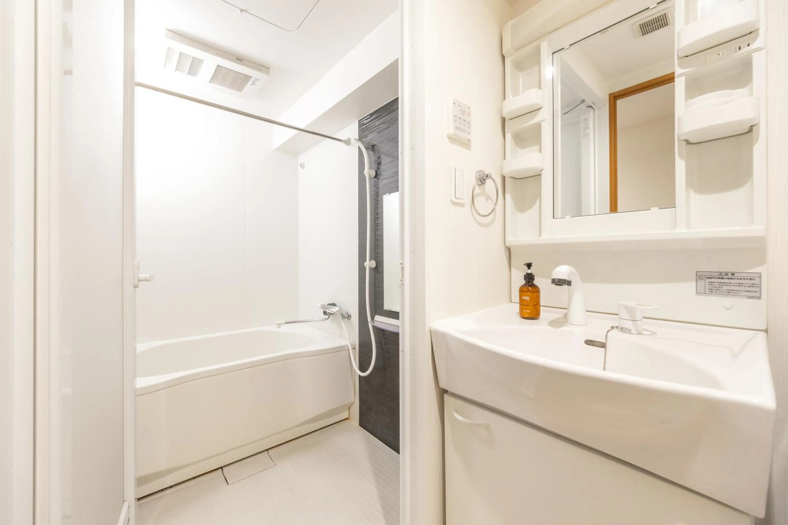 Shower in Dash Living Shinjuku