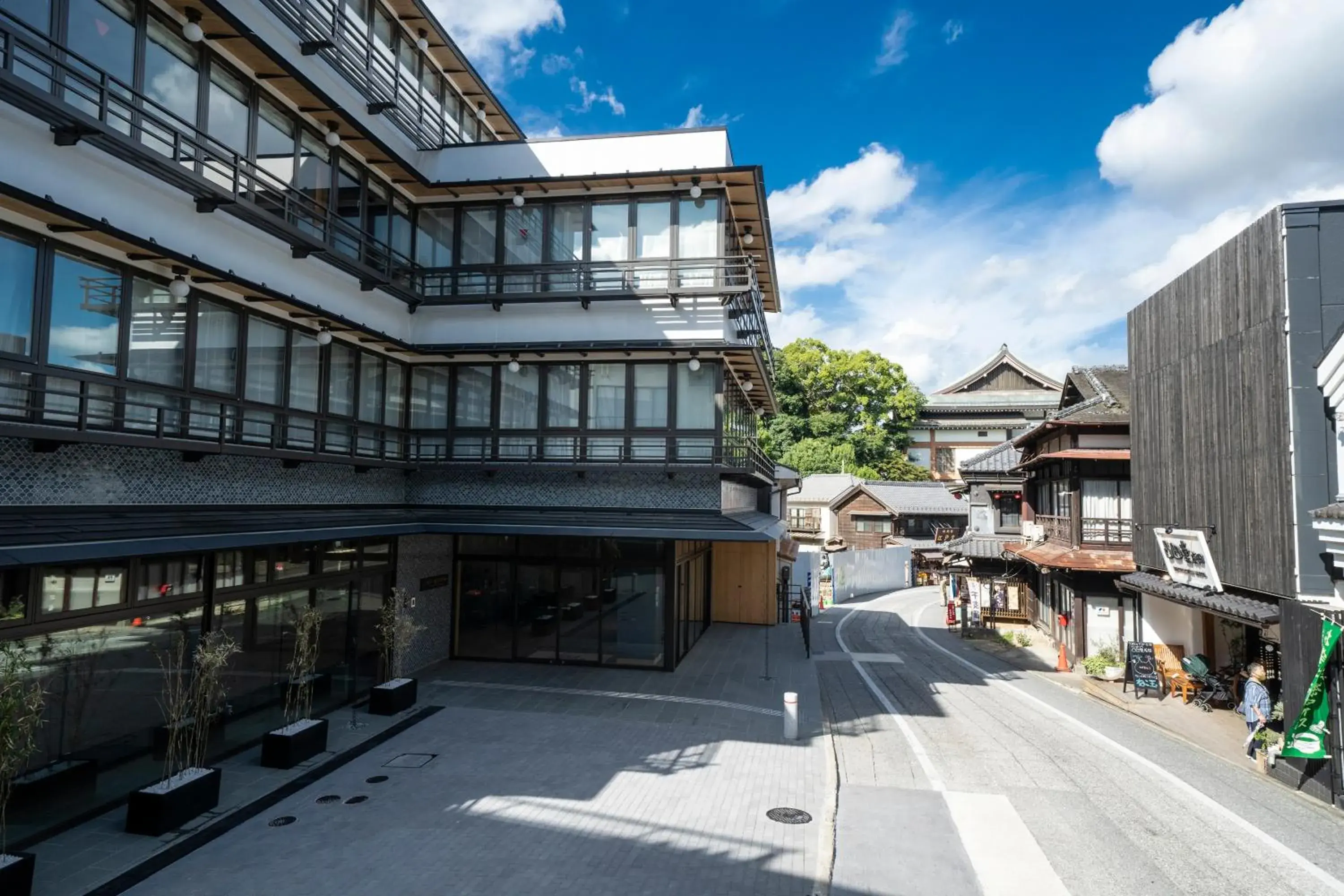 Property building in Waqoo Naritasanmonzen Property building in Waqoo Naritasanmonzen