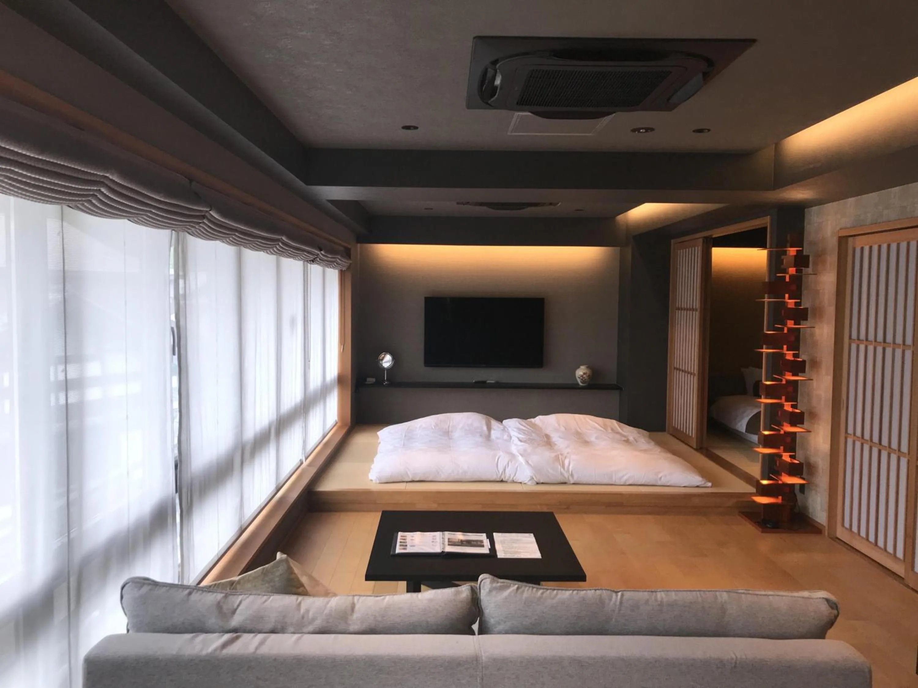 Living room, Bed in Waqoo Naritasanmonzen