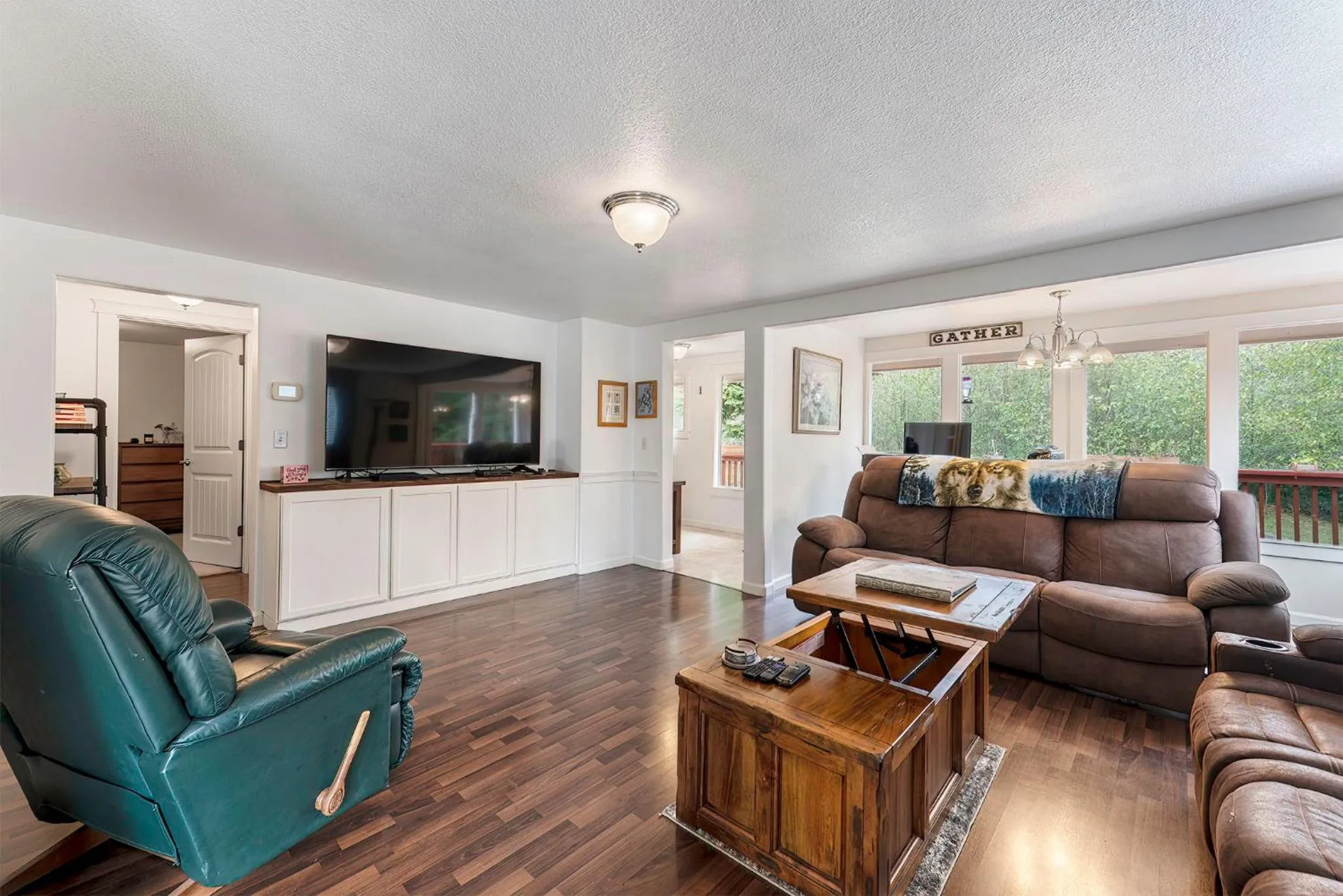 Living room in Serene Cottage in the Woods