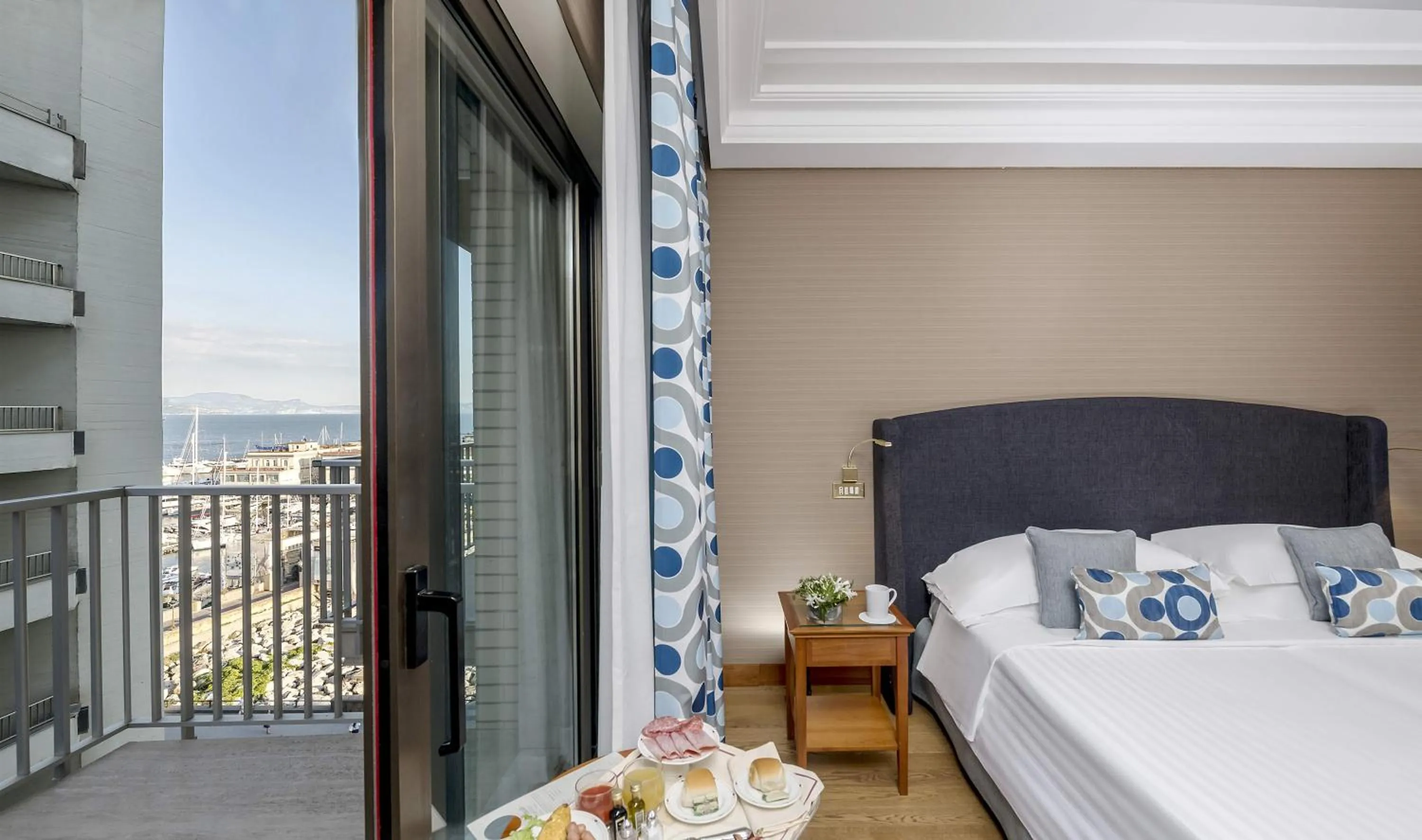 Bed in Hotel Royal Continental