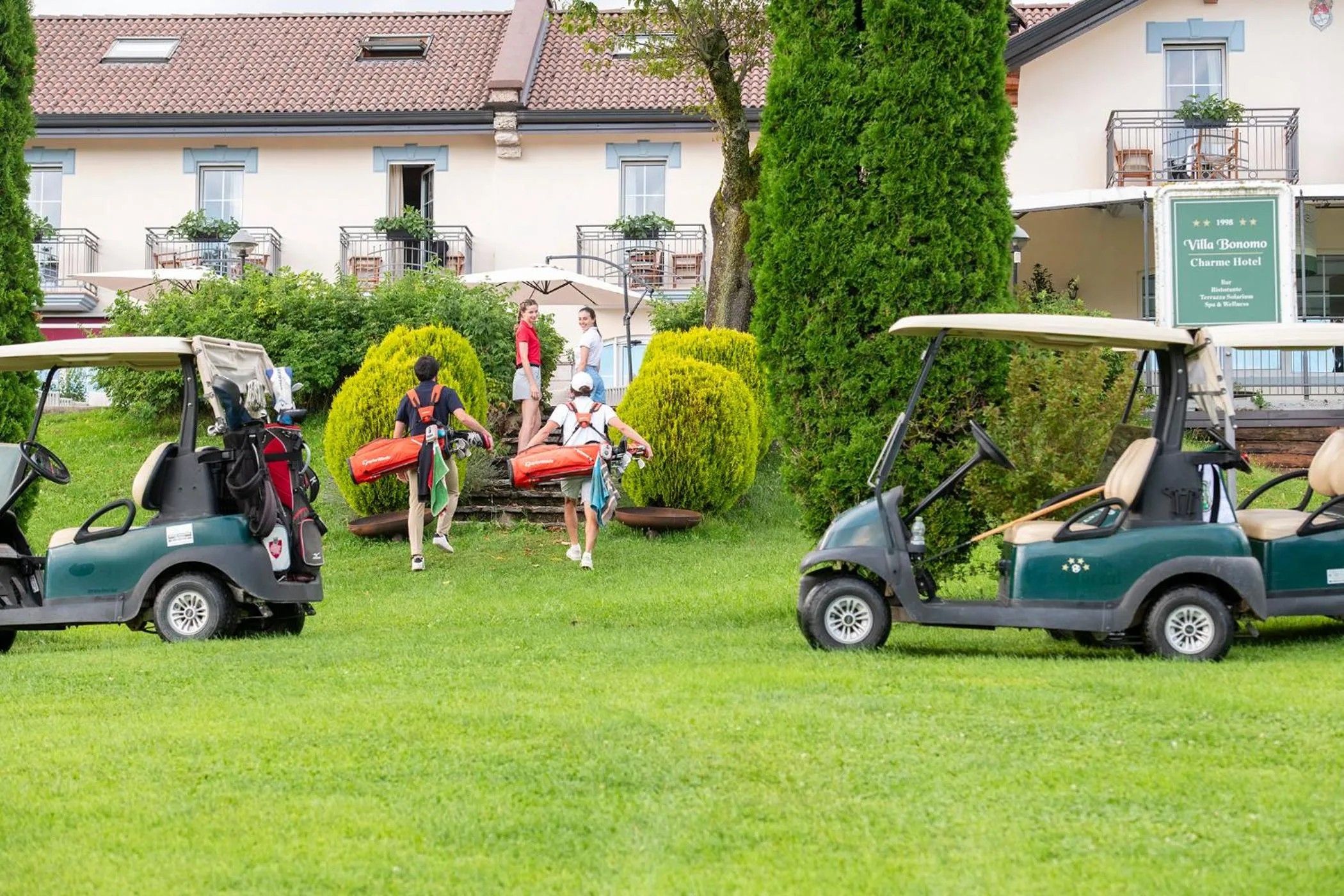 Golfcourse in Villa Bonomo Charme Hotel