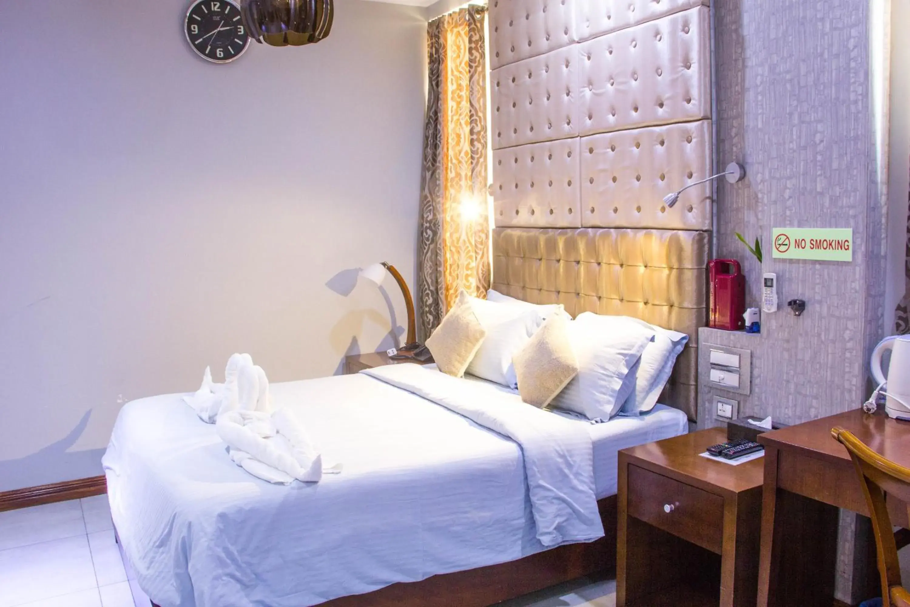 Bedroom, Bed in Newtown Inn Bedroom, Bed in Newtown Inn