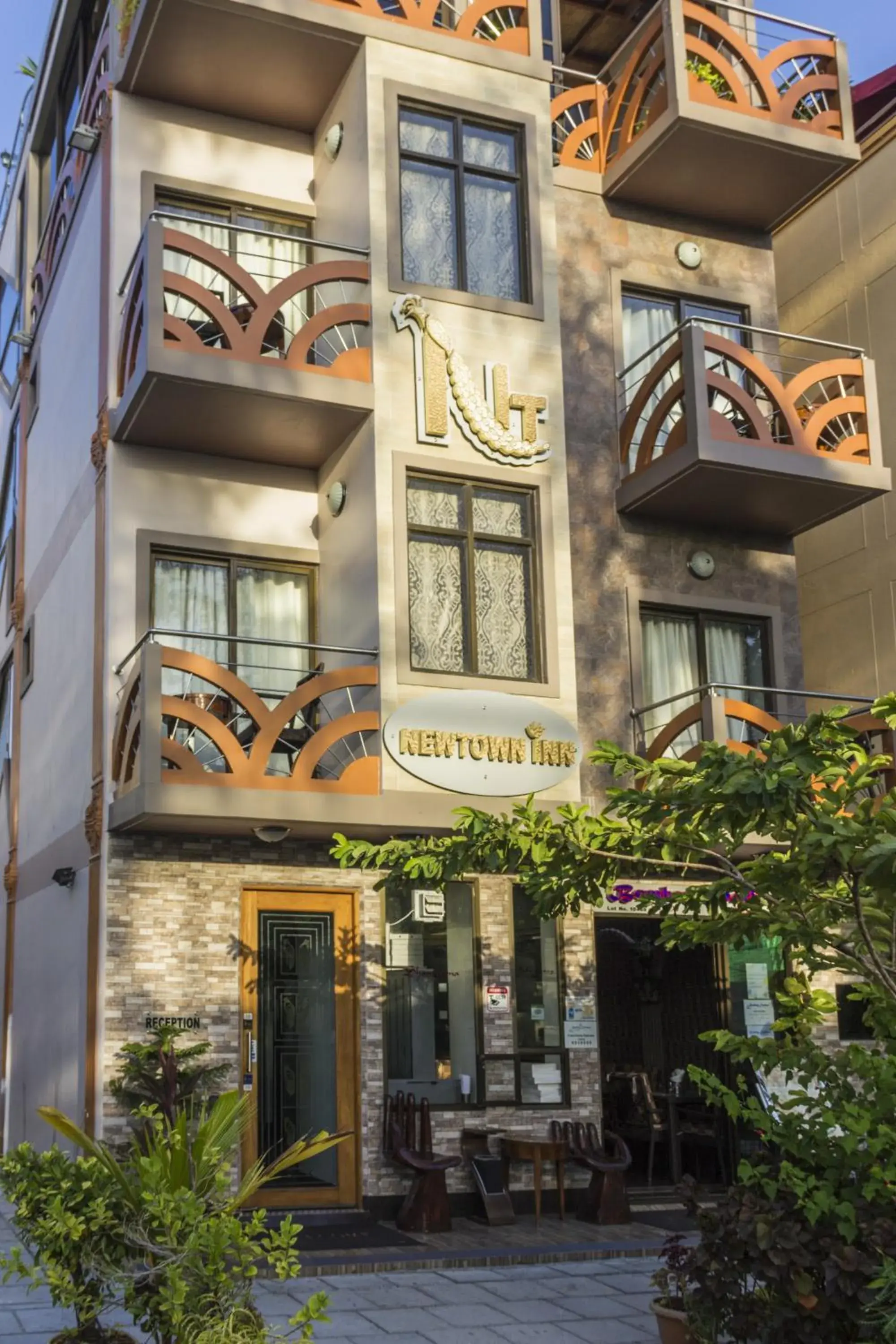 Property building in Newtown Inn Property building in Newtown Inn