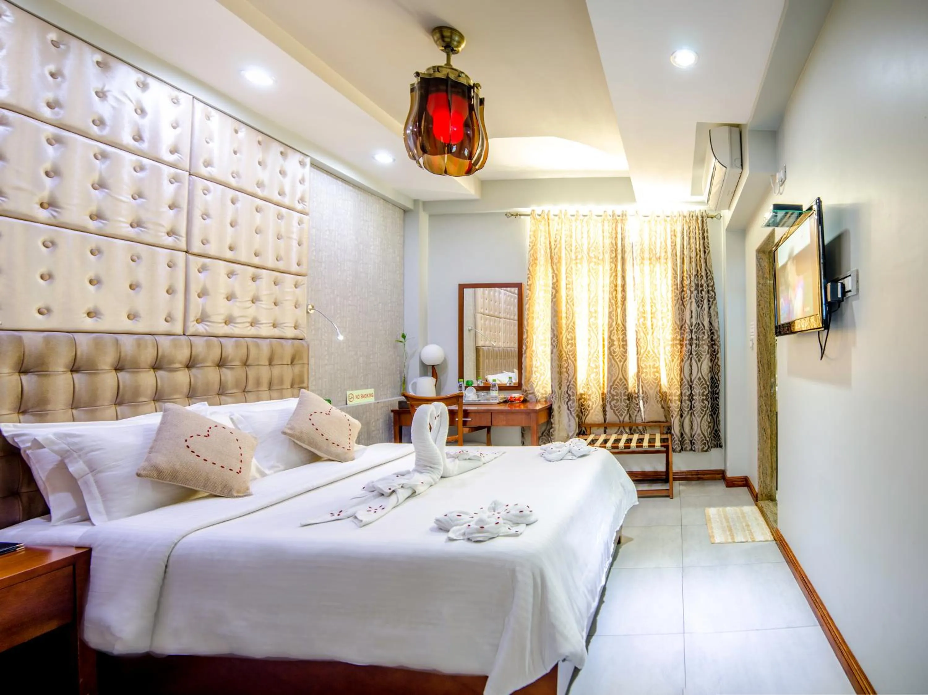 Day, Bed in Newtown Inn