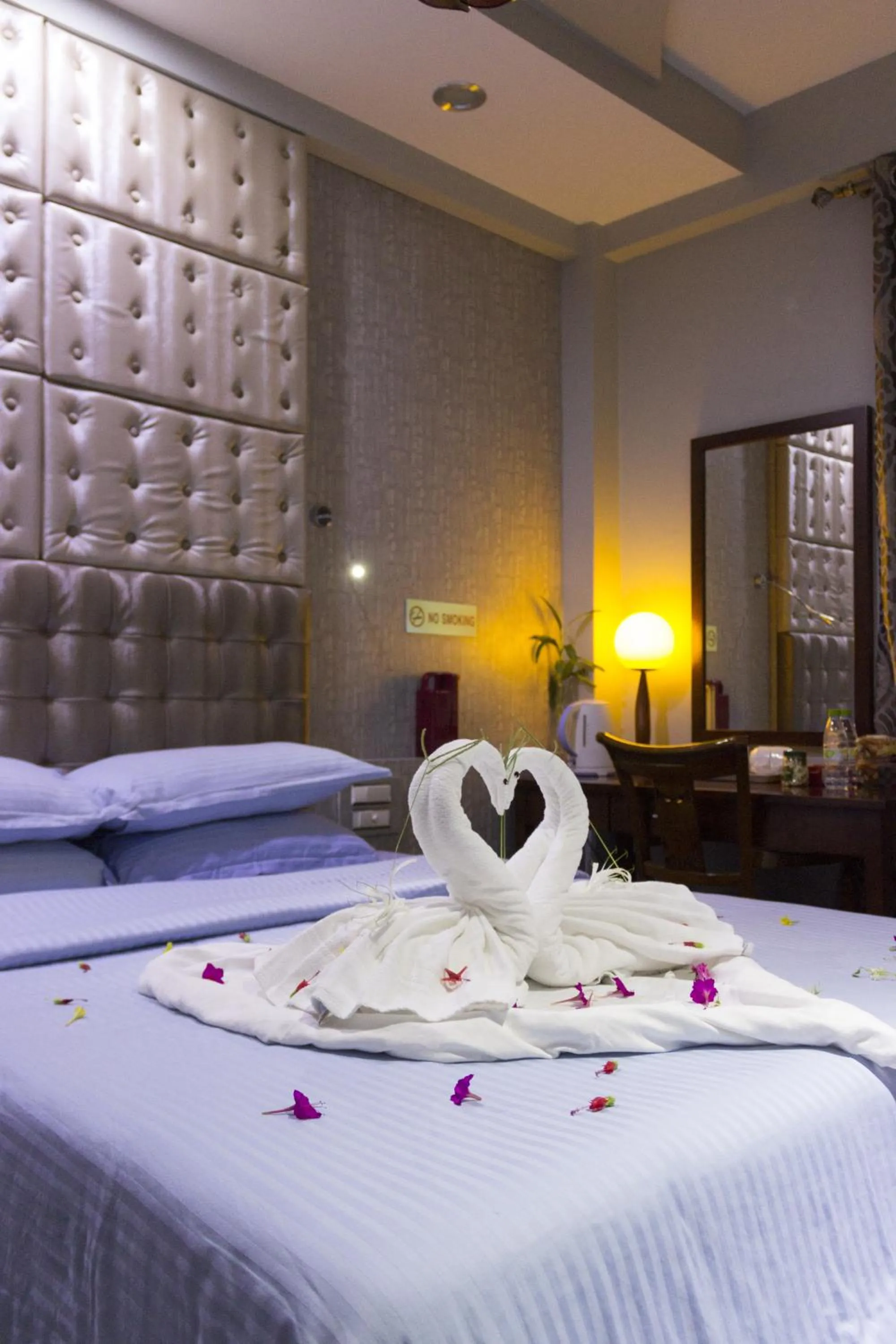 Photo of the whole room, Bed in Newtown Inn