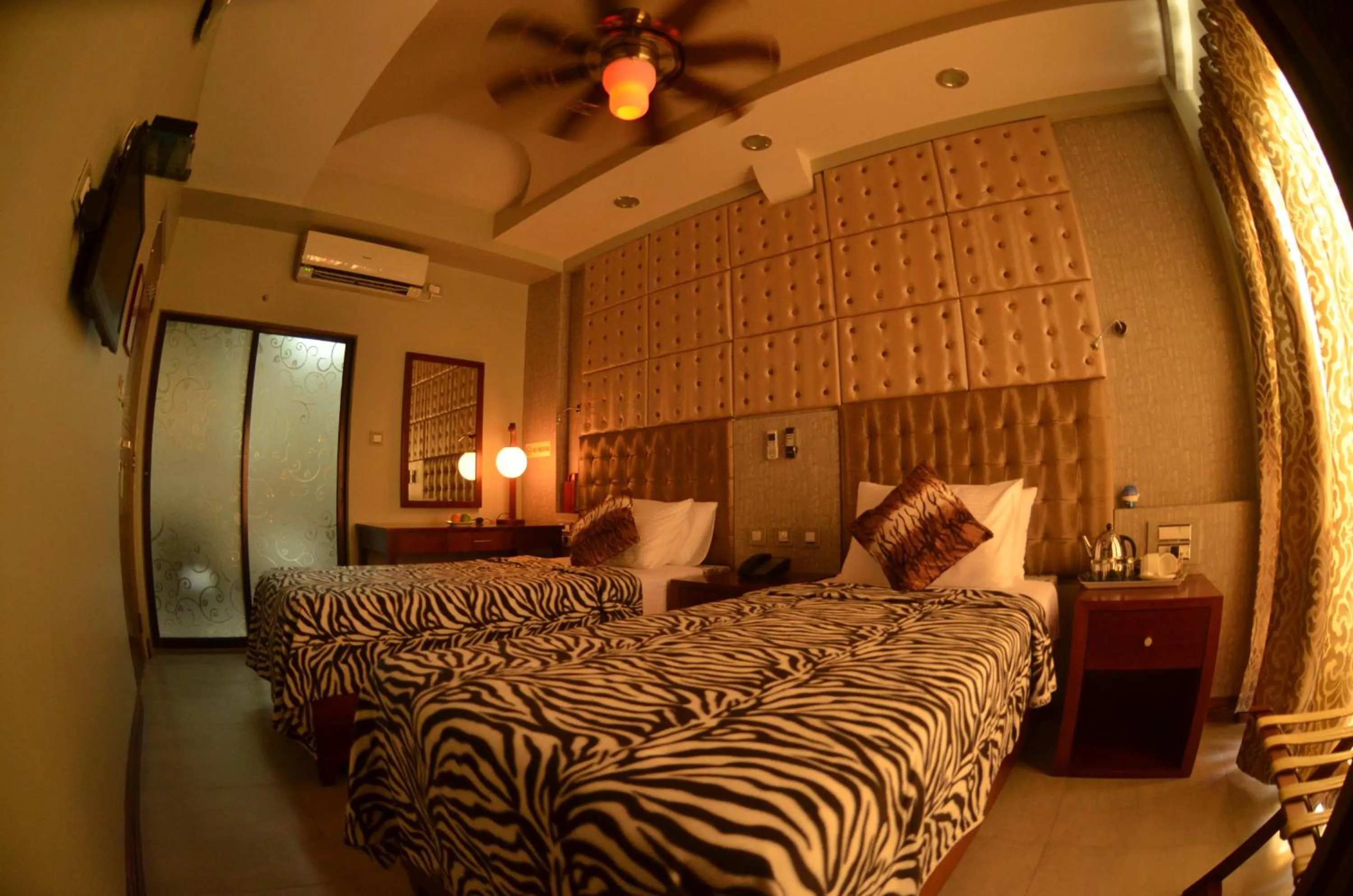 Photo of the whole room, Bed in Newtown Inn