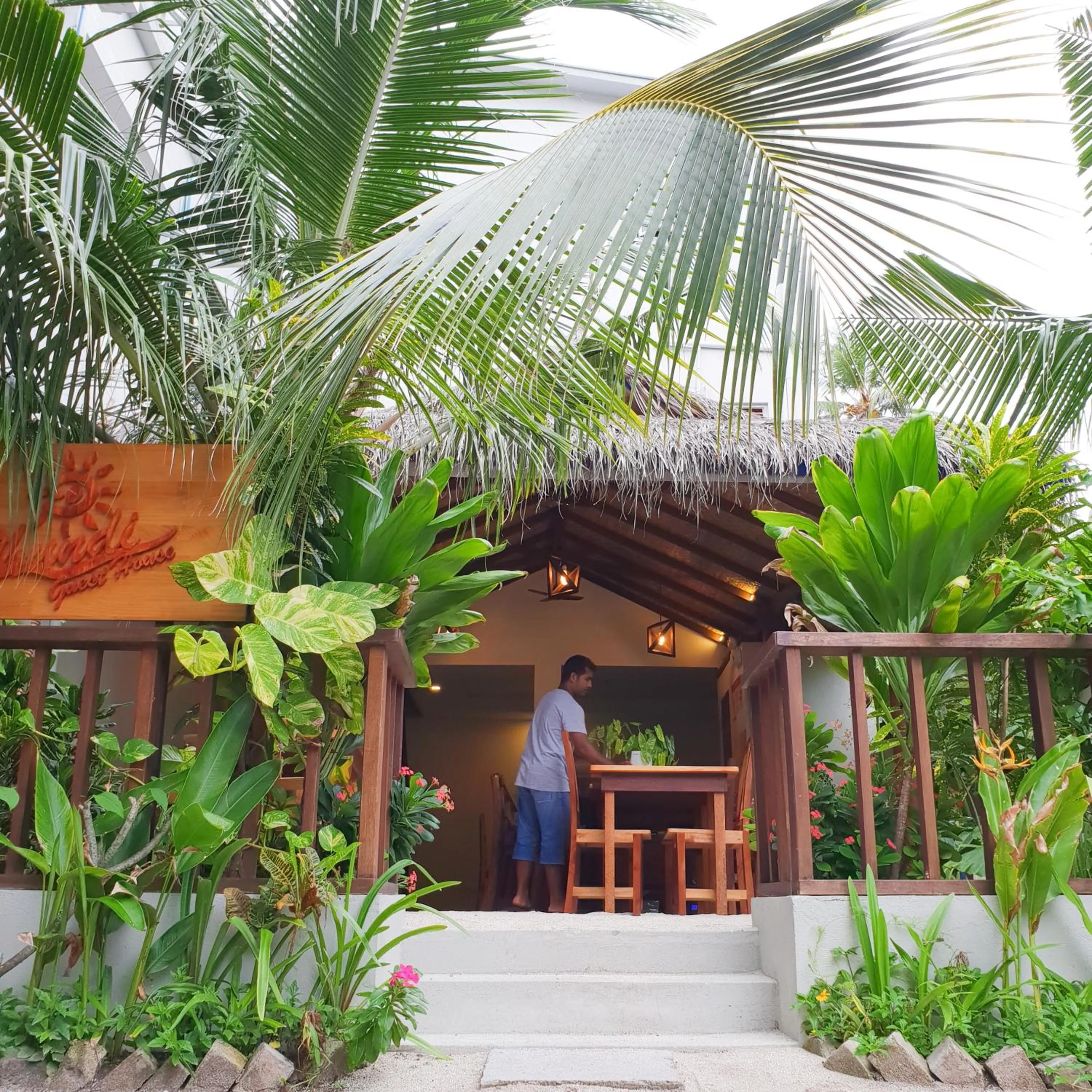 Restaurant/places to eat in Thundi Sea View