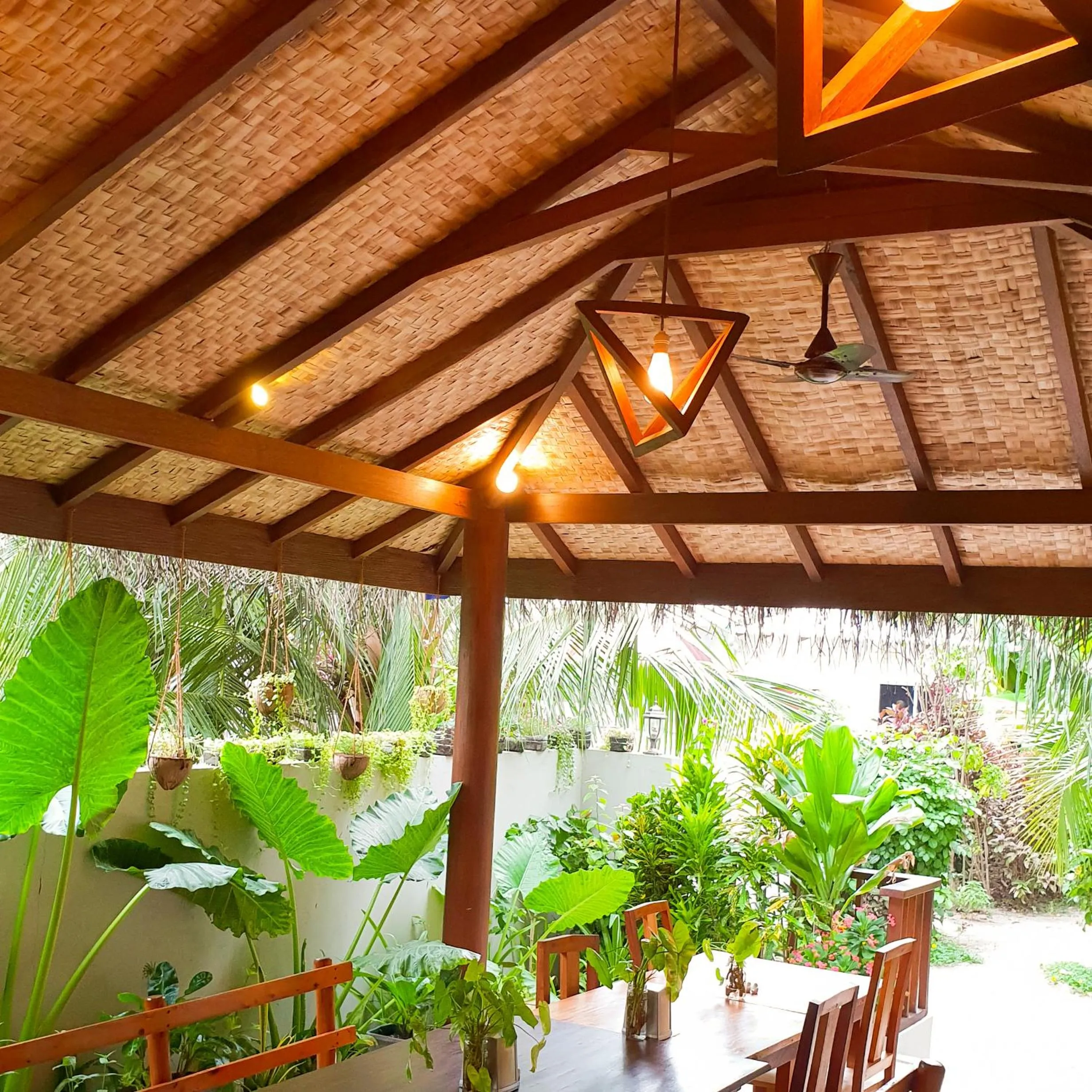 Restaurant/places to eat in Thundi Sea View