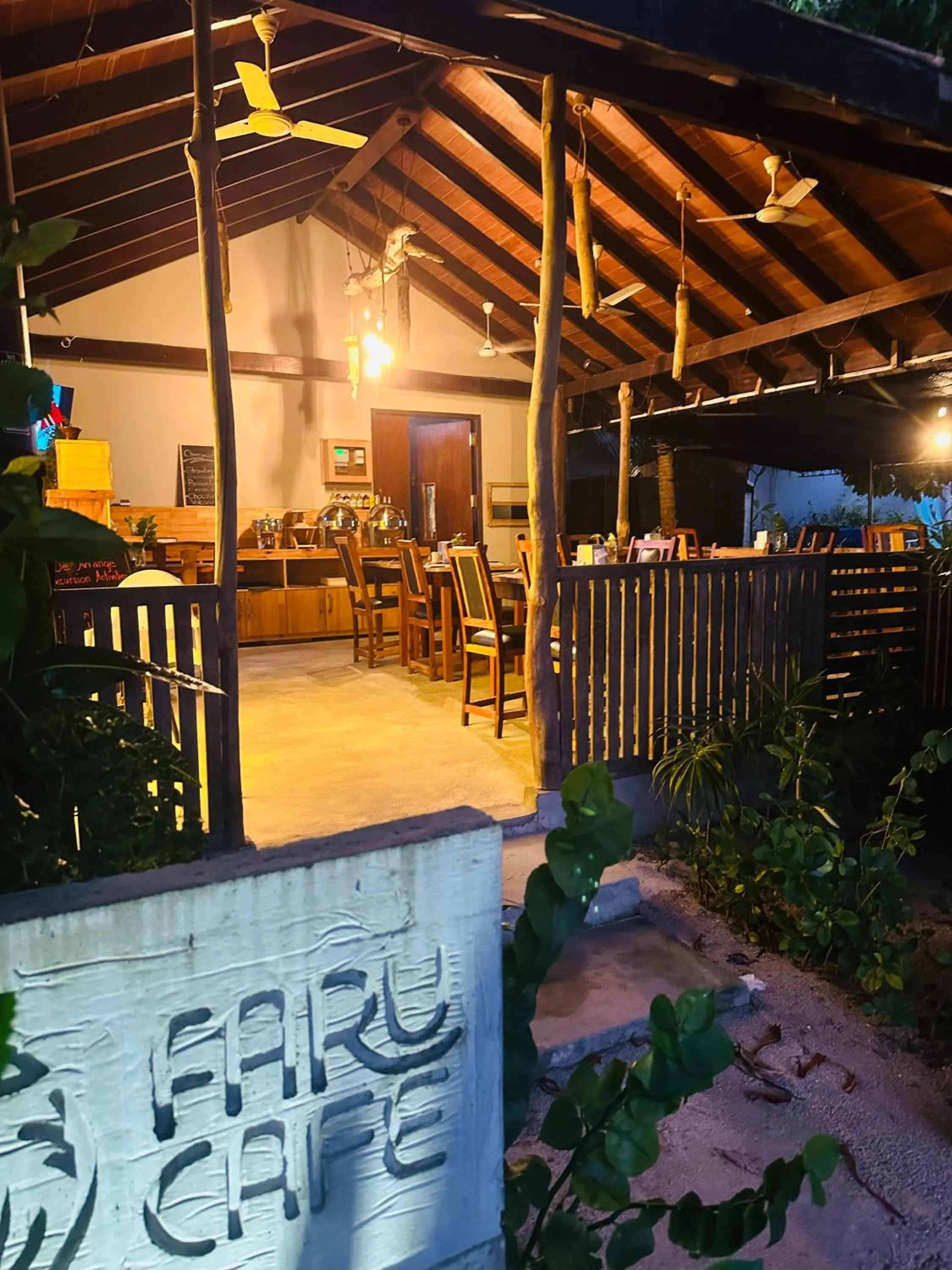 Restaurant/places to eat in Thundi Sea View