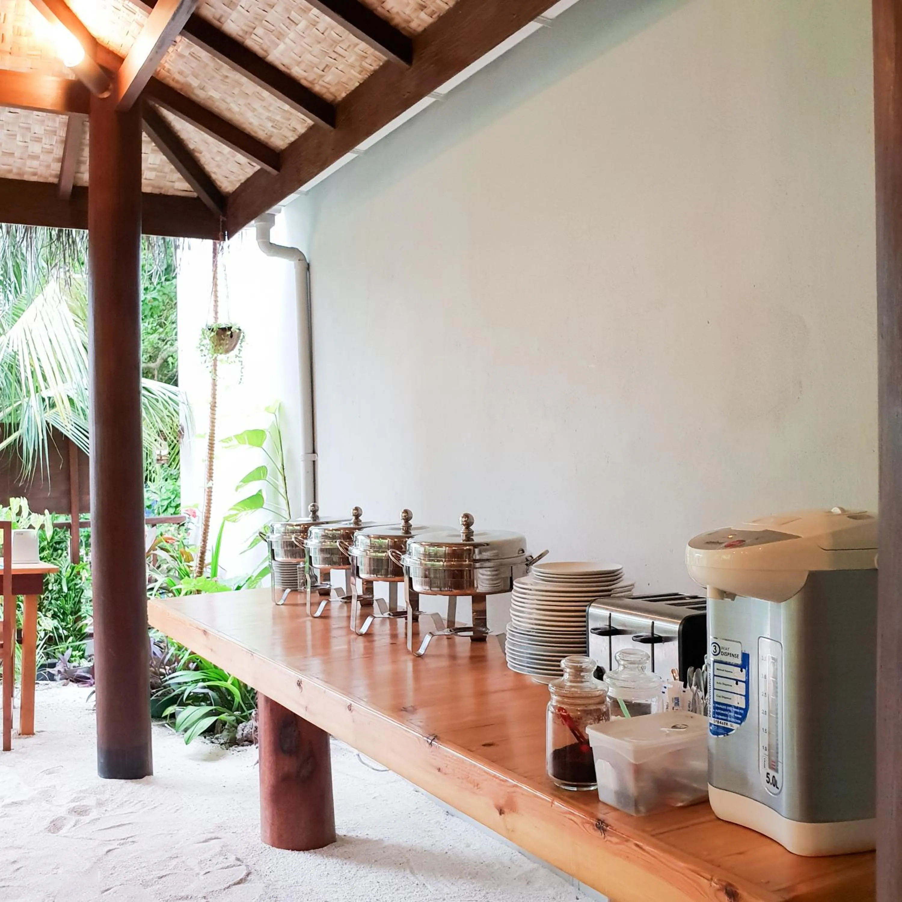 Restaurant/places to eat in Thundi Sea View