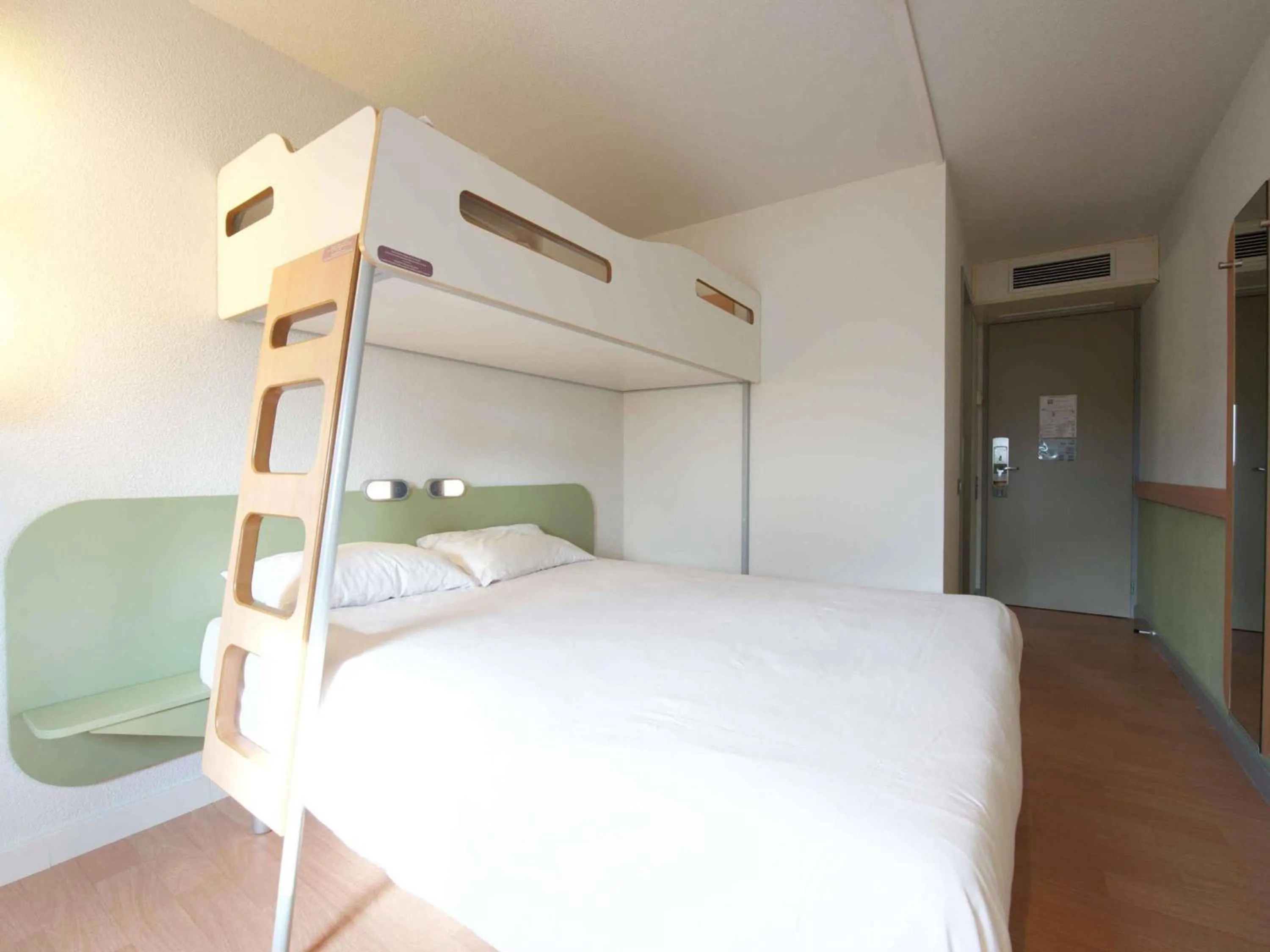 Bedroom, Bed in ibis budget Saint Paul Les Dax