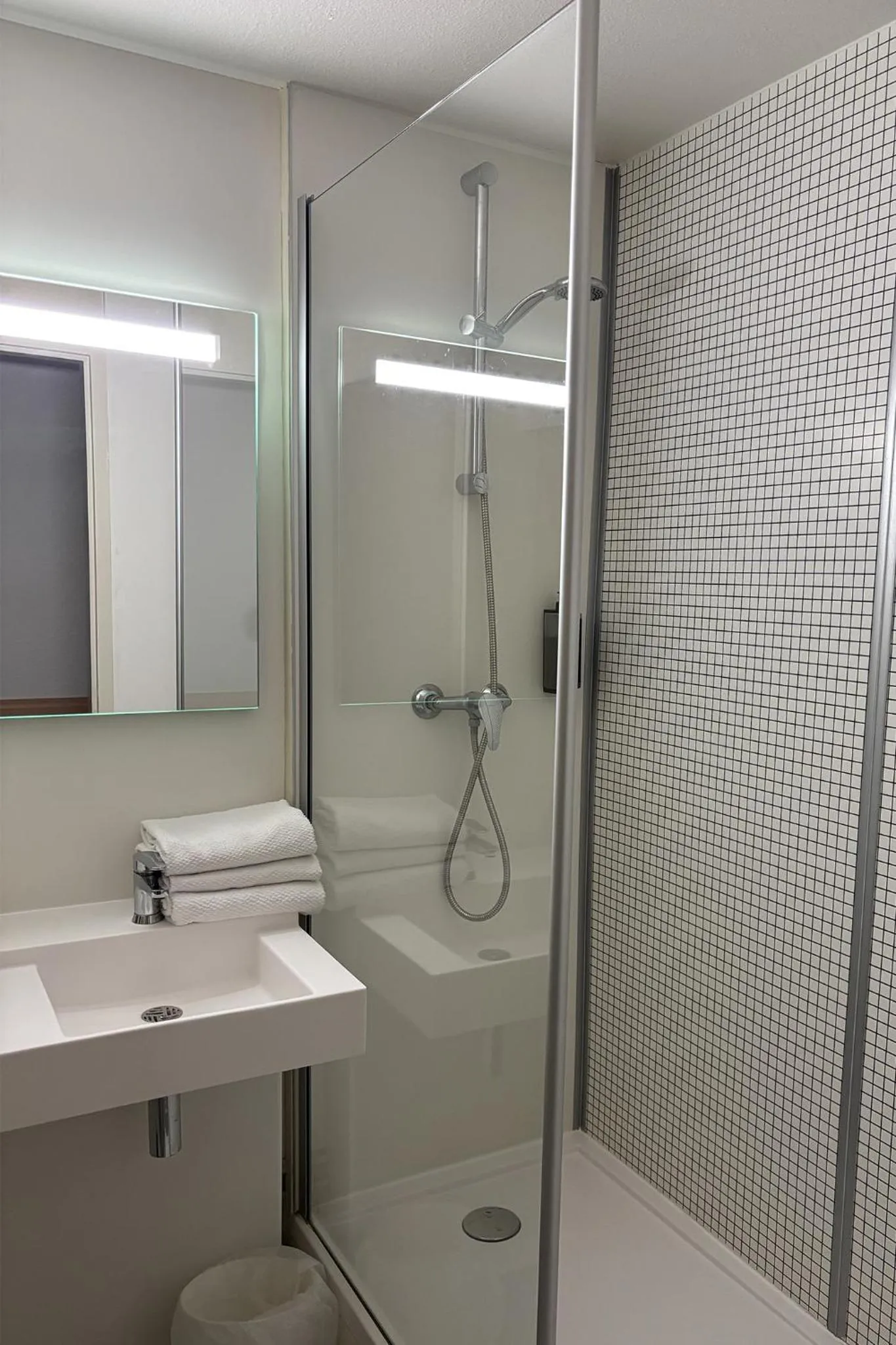 Shower in ibis budget Saint Paul Les Dax