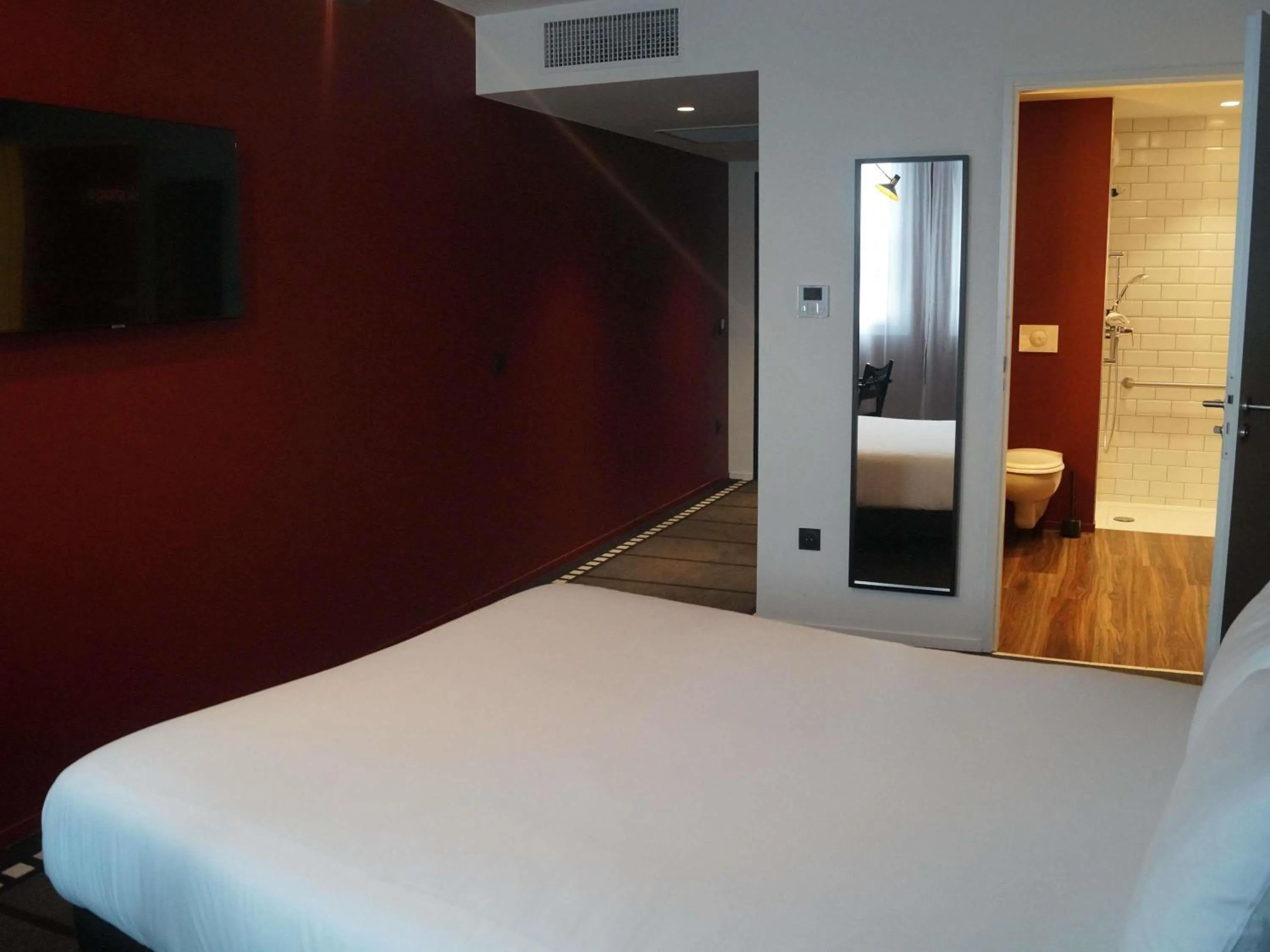 Bedroom, Bed in ibis Styles Lens Centre Gare