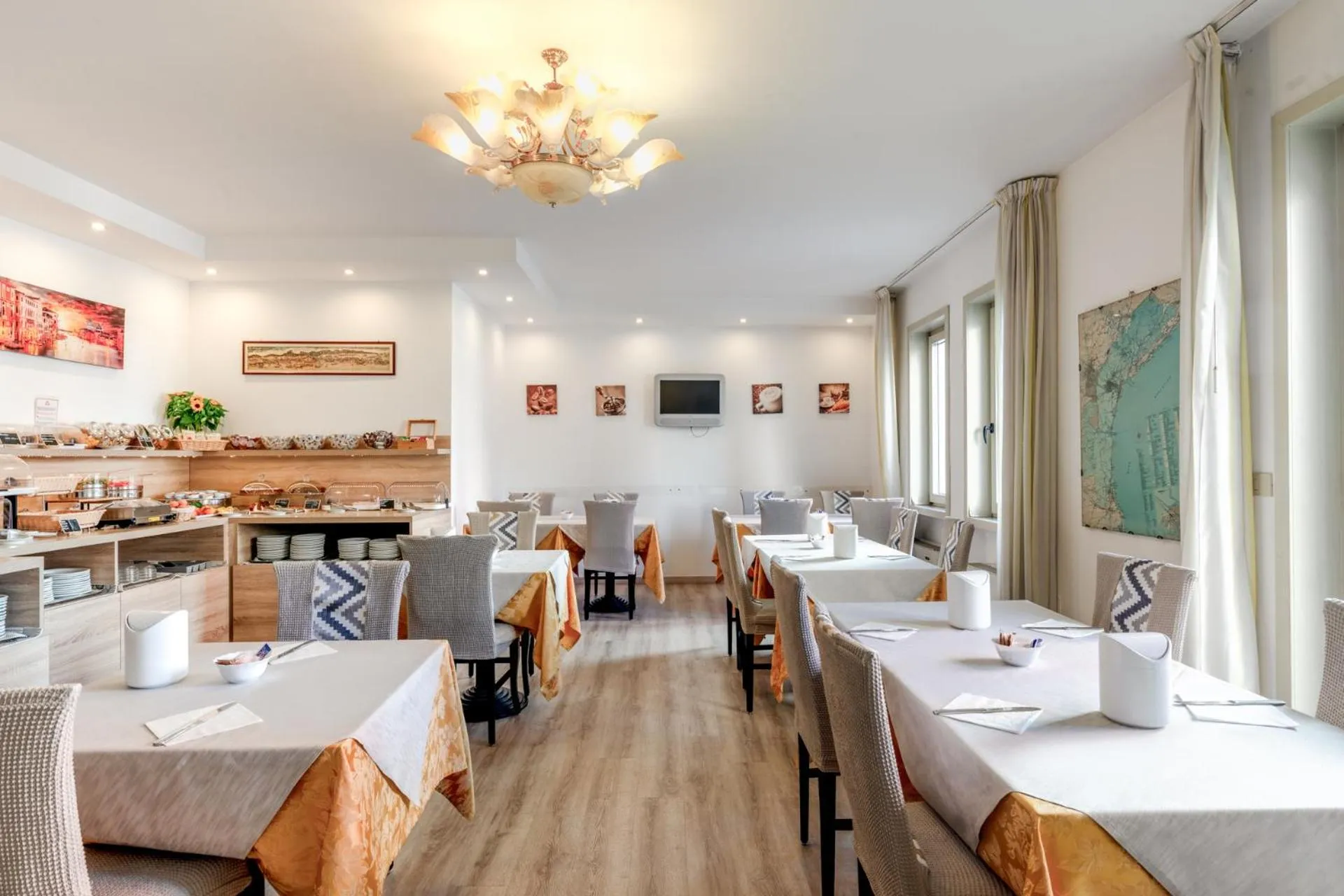 Restaurant/places to eat in Hotel Aurora