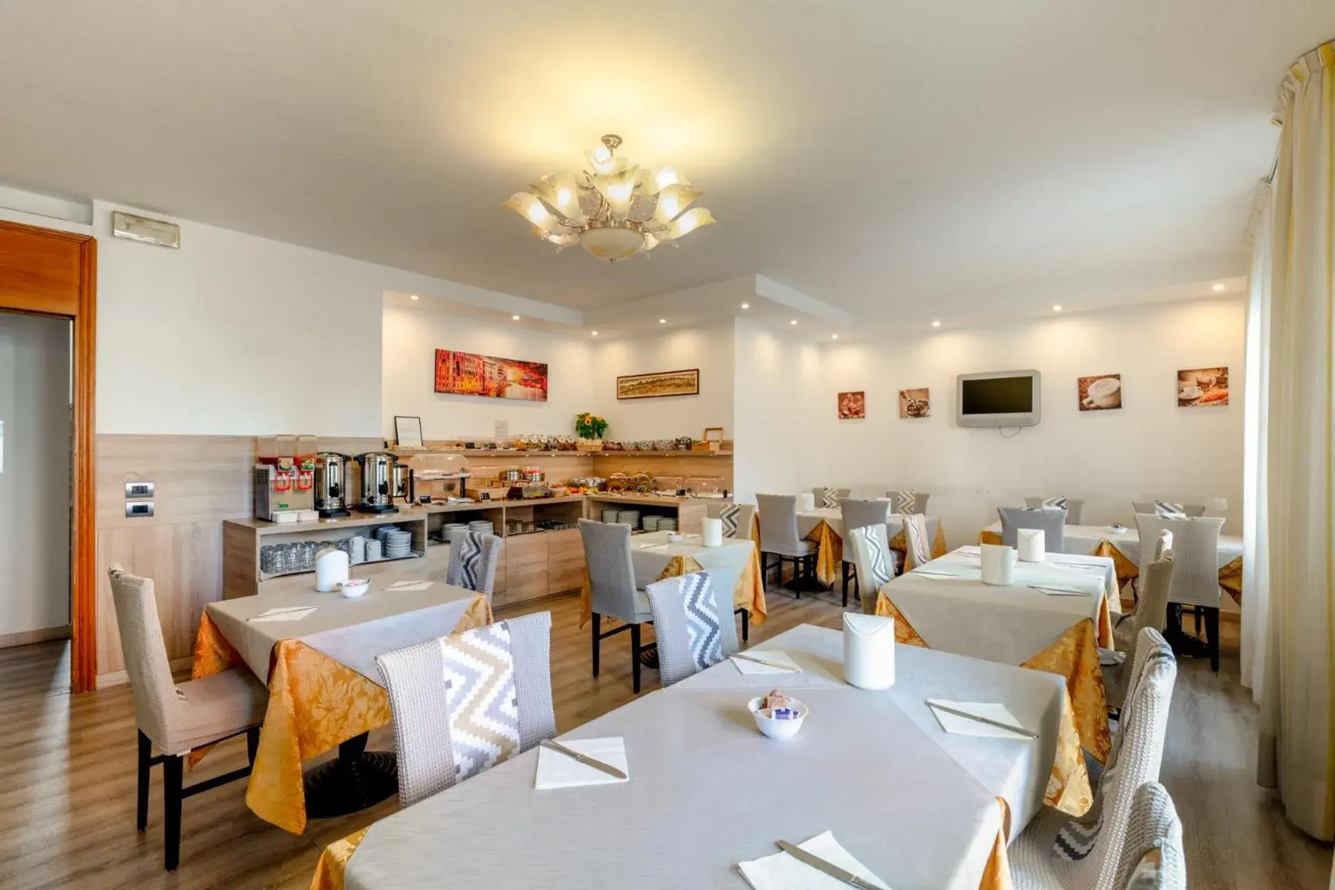 Restaurant/places to eat in Hotel Aurora Restaurant/places to eat in Hotel Aurora