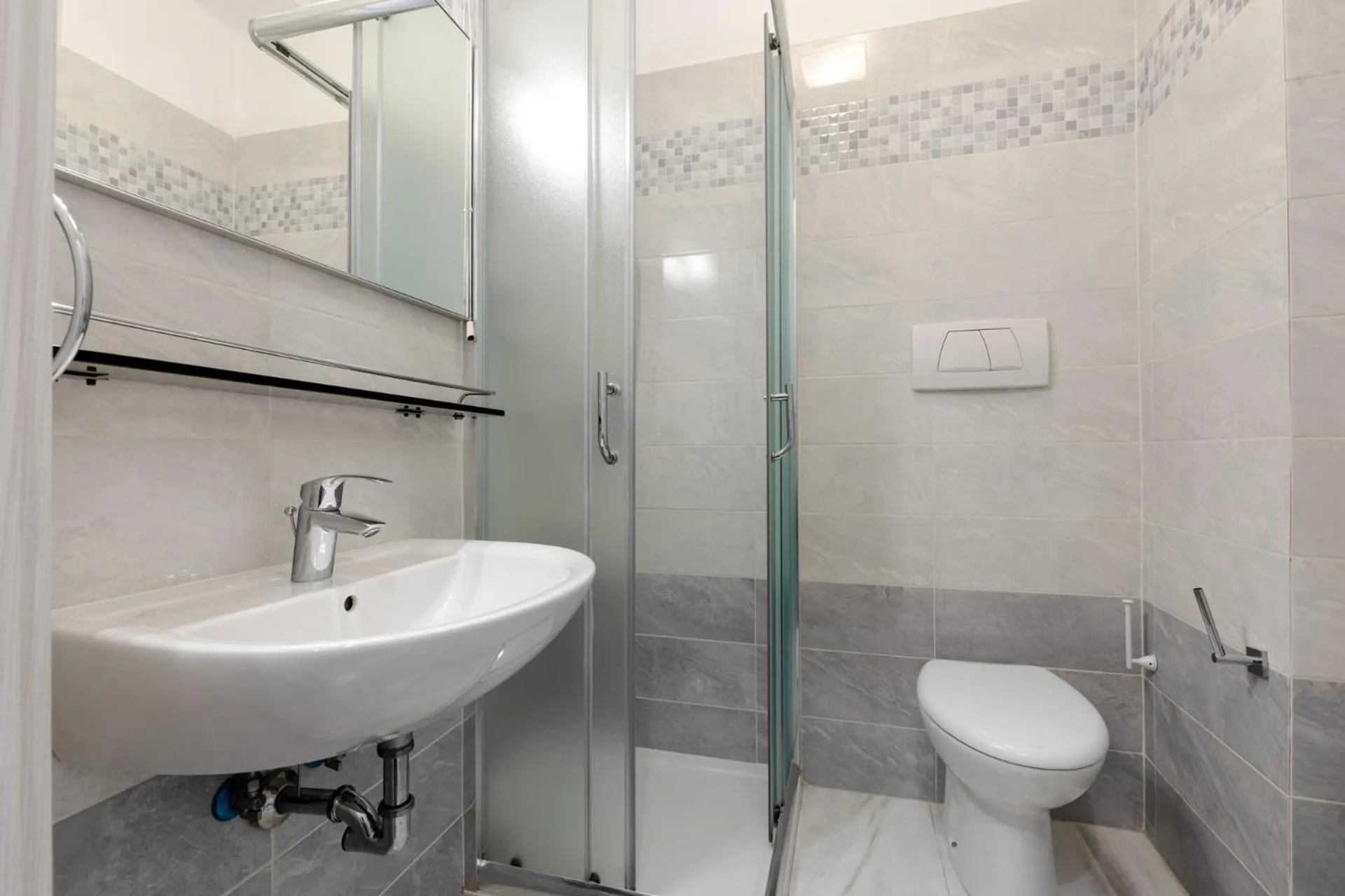 Shower in Hotel Aurora