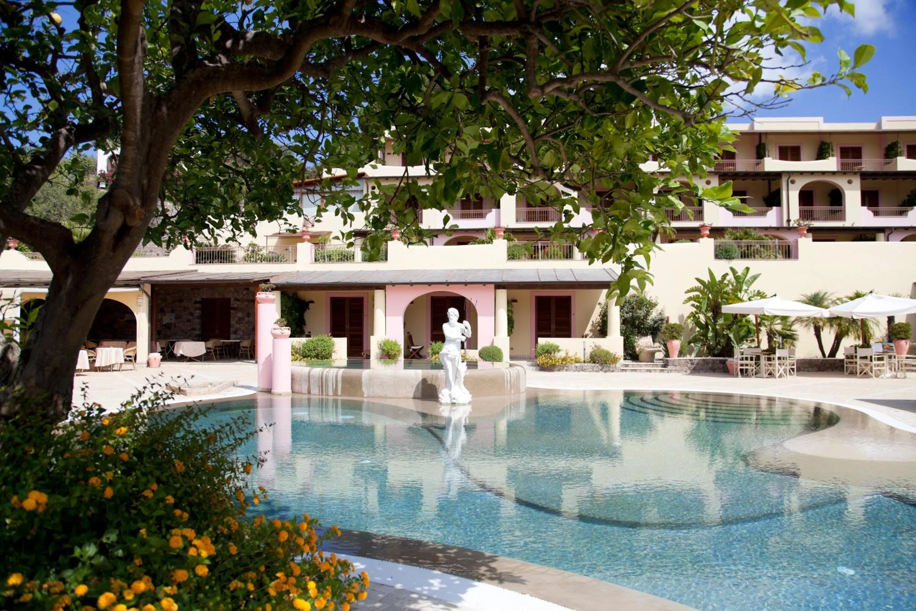 Swimming pool in Hotel Residence Mendolita