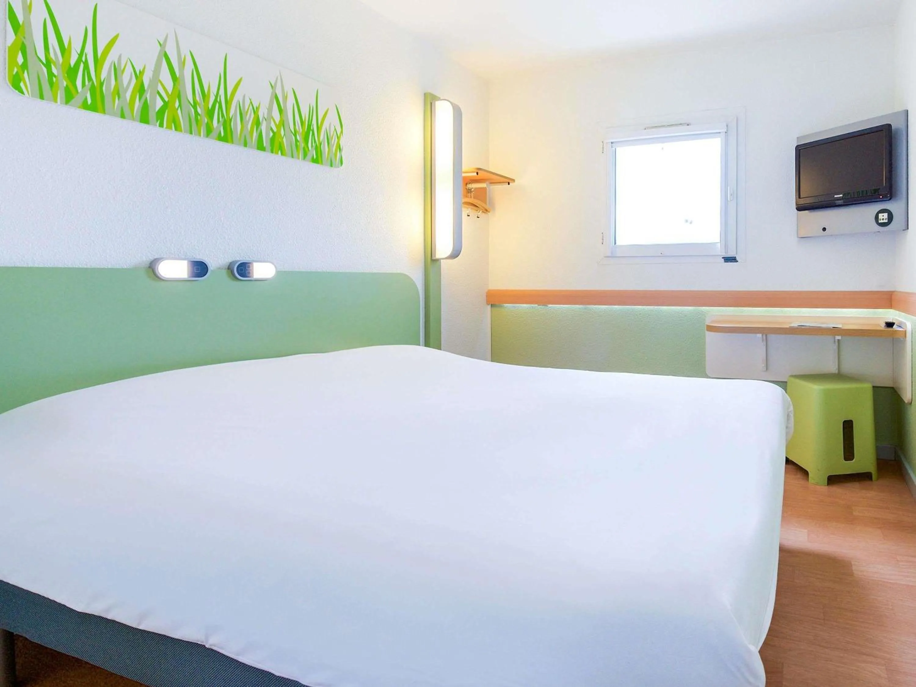 Bedroom, Bed in ibis Budget Pau Est