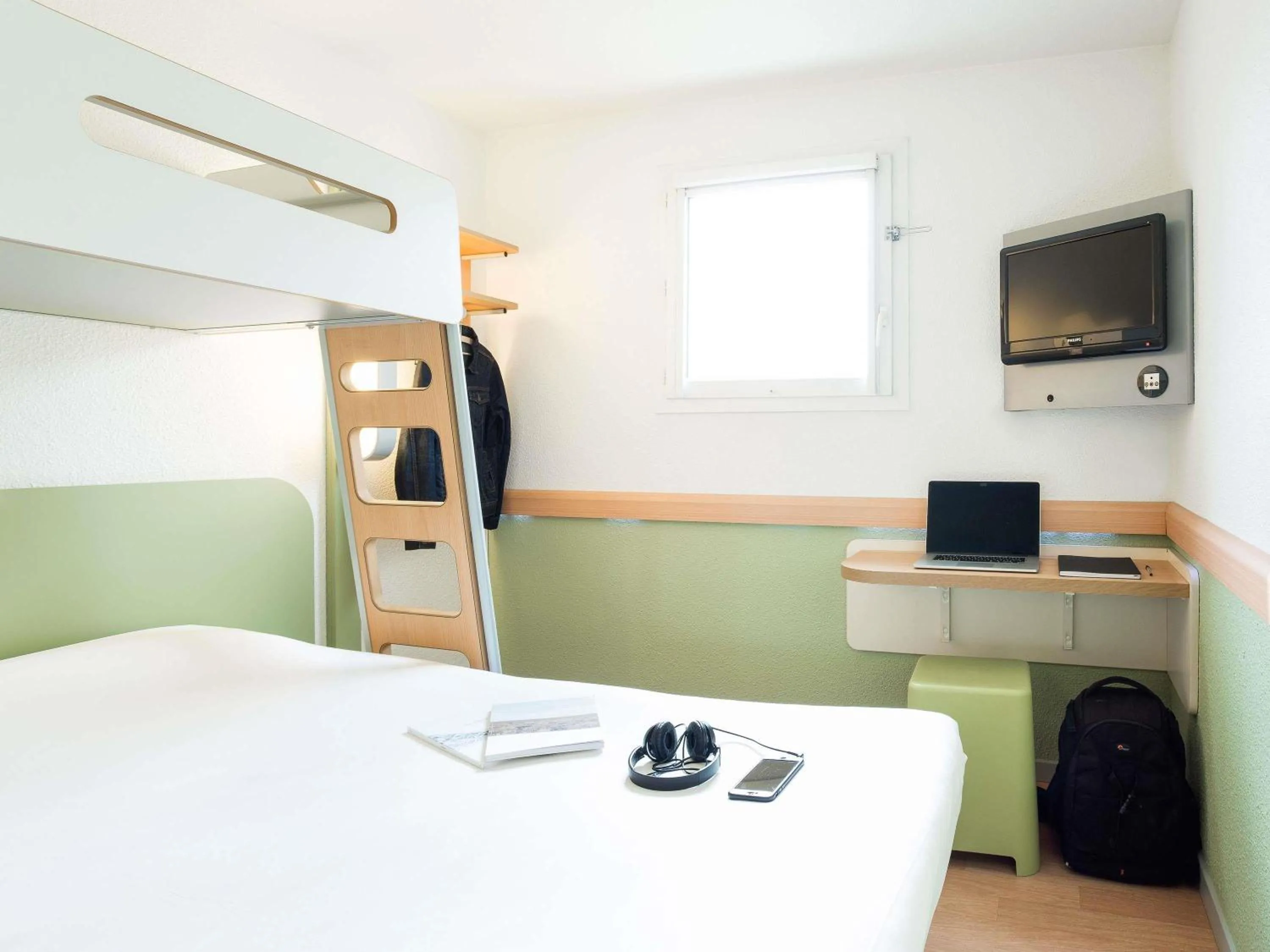 Bedroom, Bed in ibis Budget Pau Est