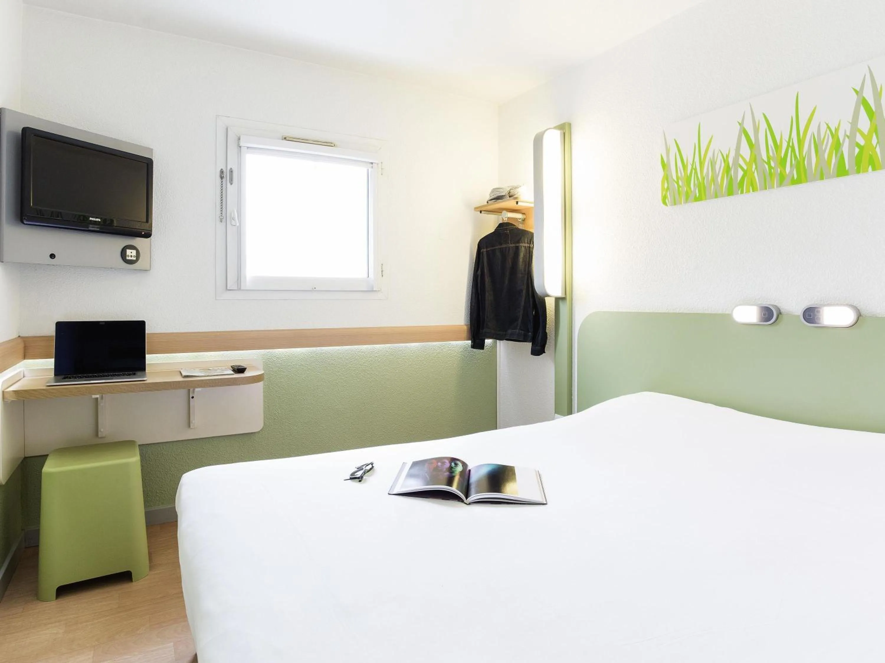 Bedroom, Bed in ibis Budget Pau Est