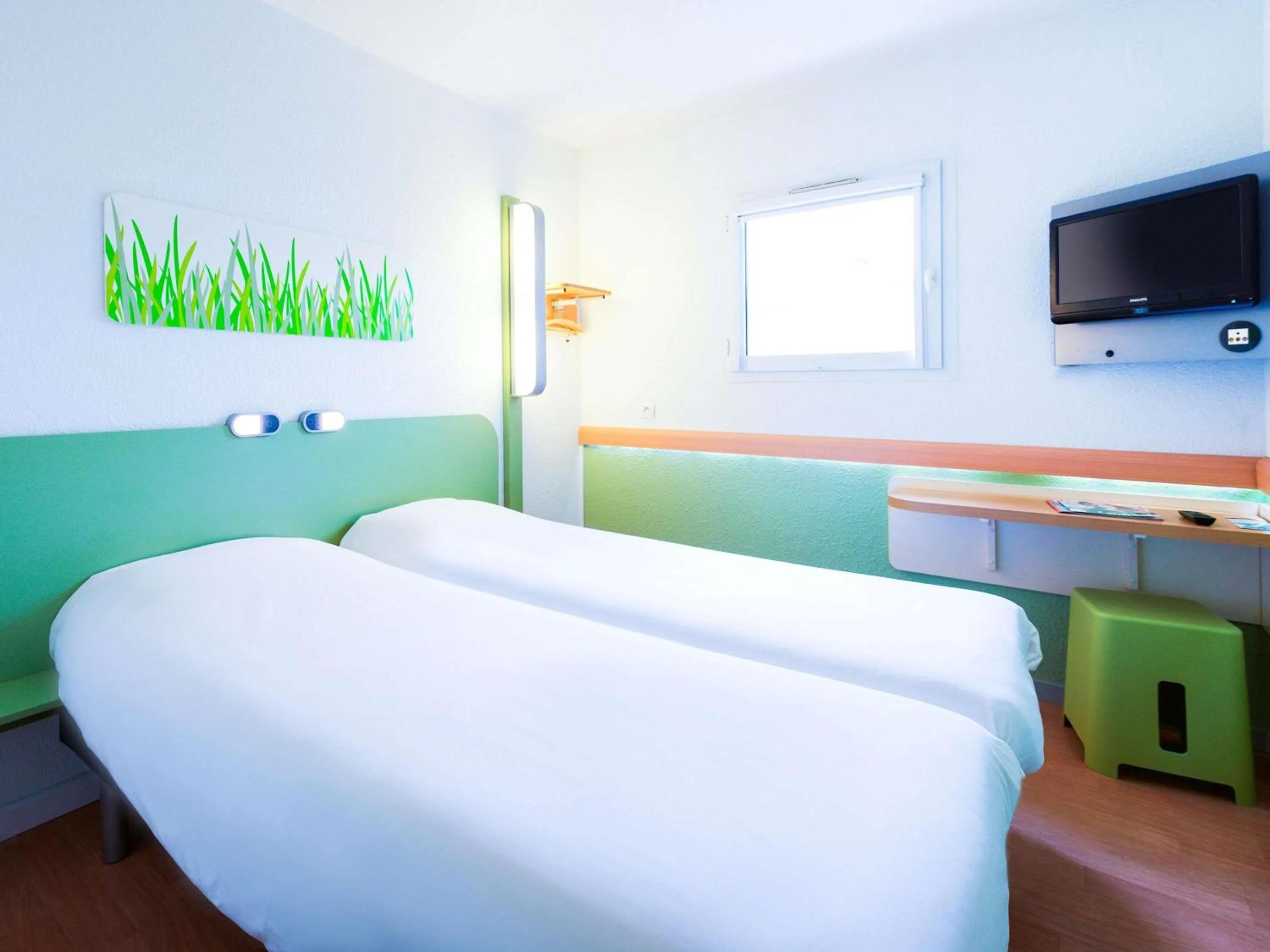 Bedroom, Bed in ibis Budget Pau Est