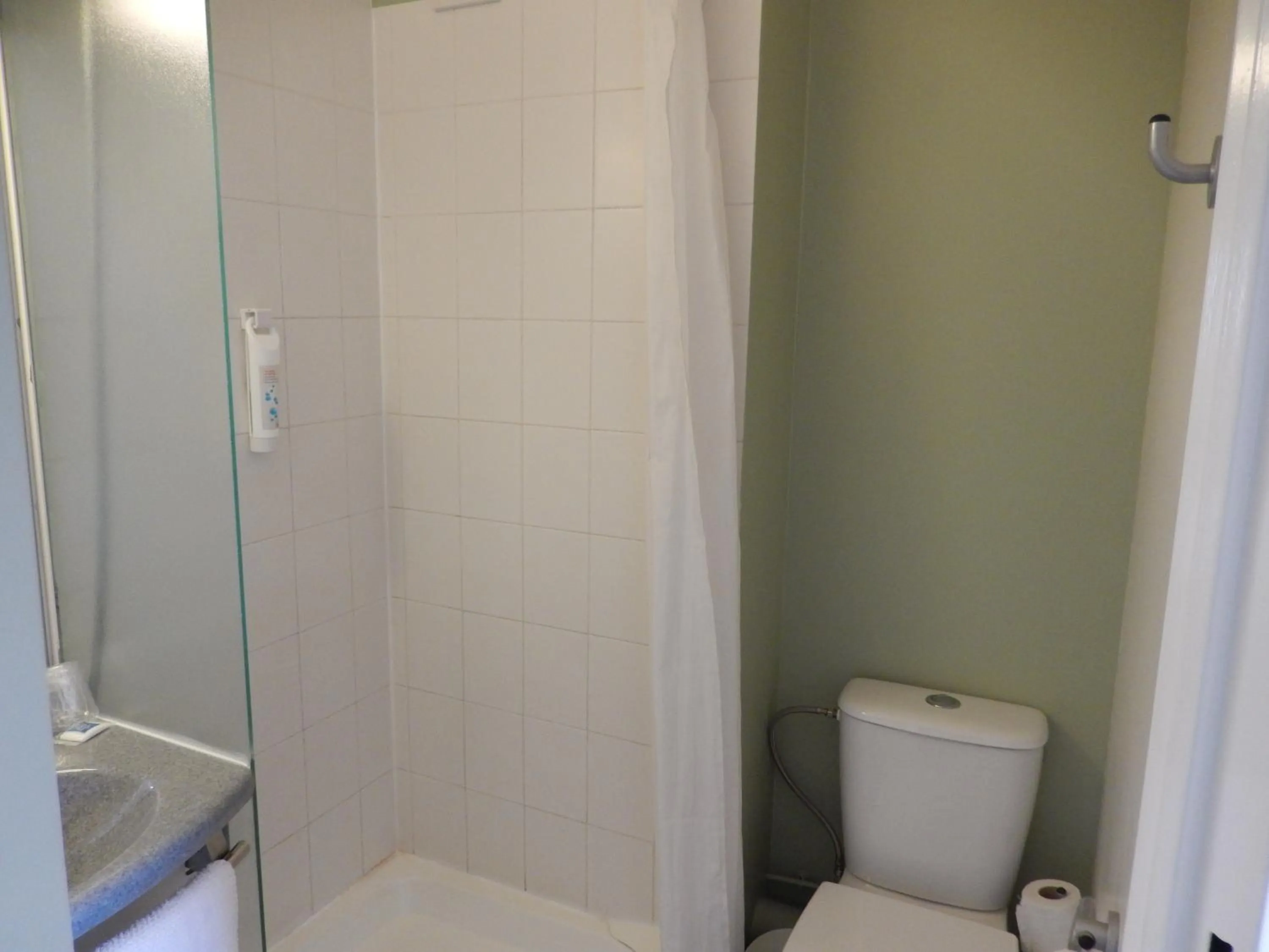 Toilet in ibis Budget Pau Est