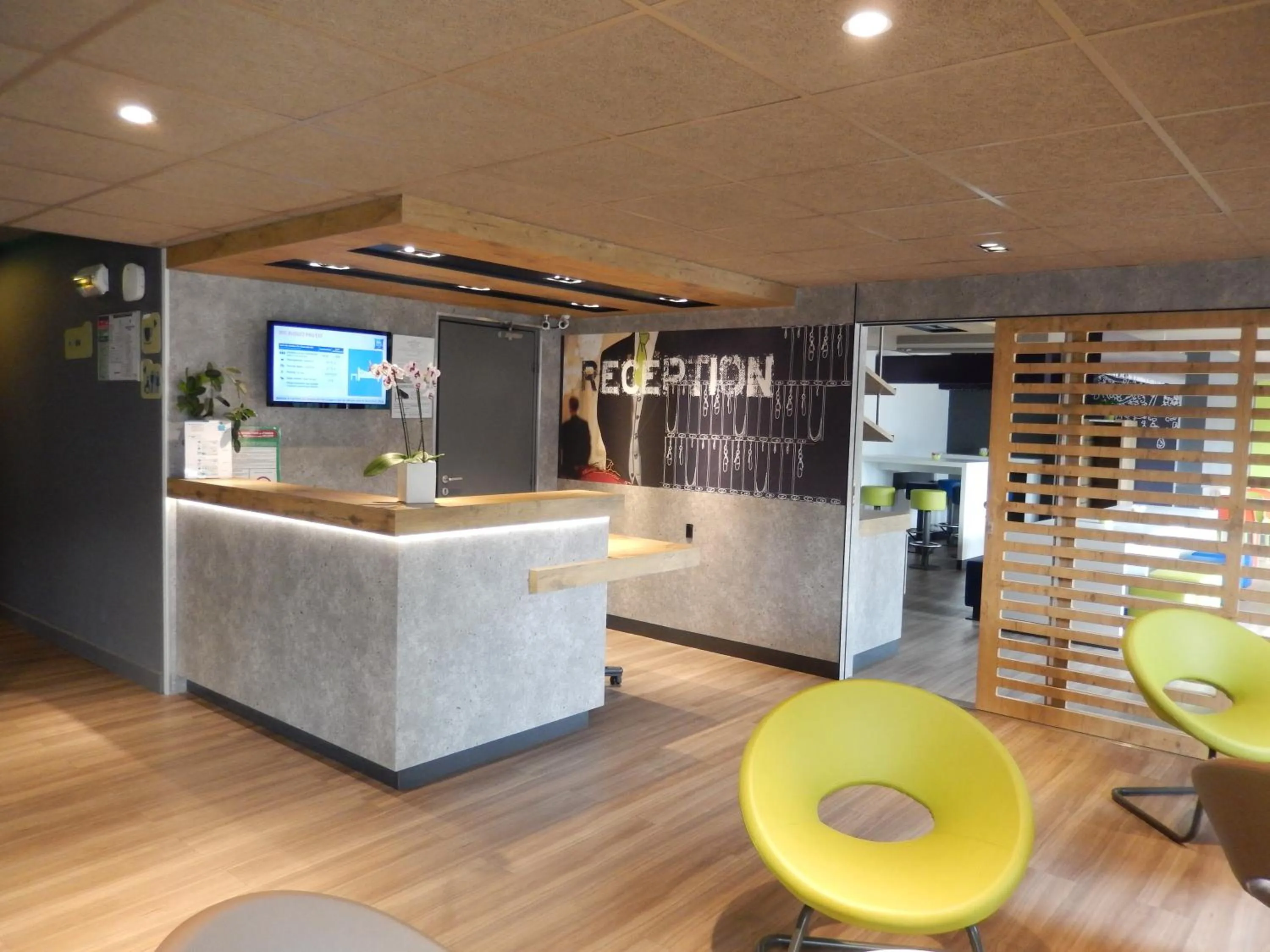 Facade/entrance in ibis Budget Pau Est