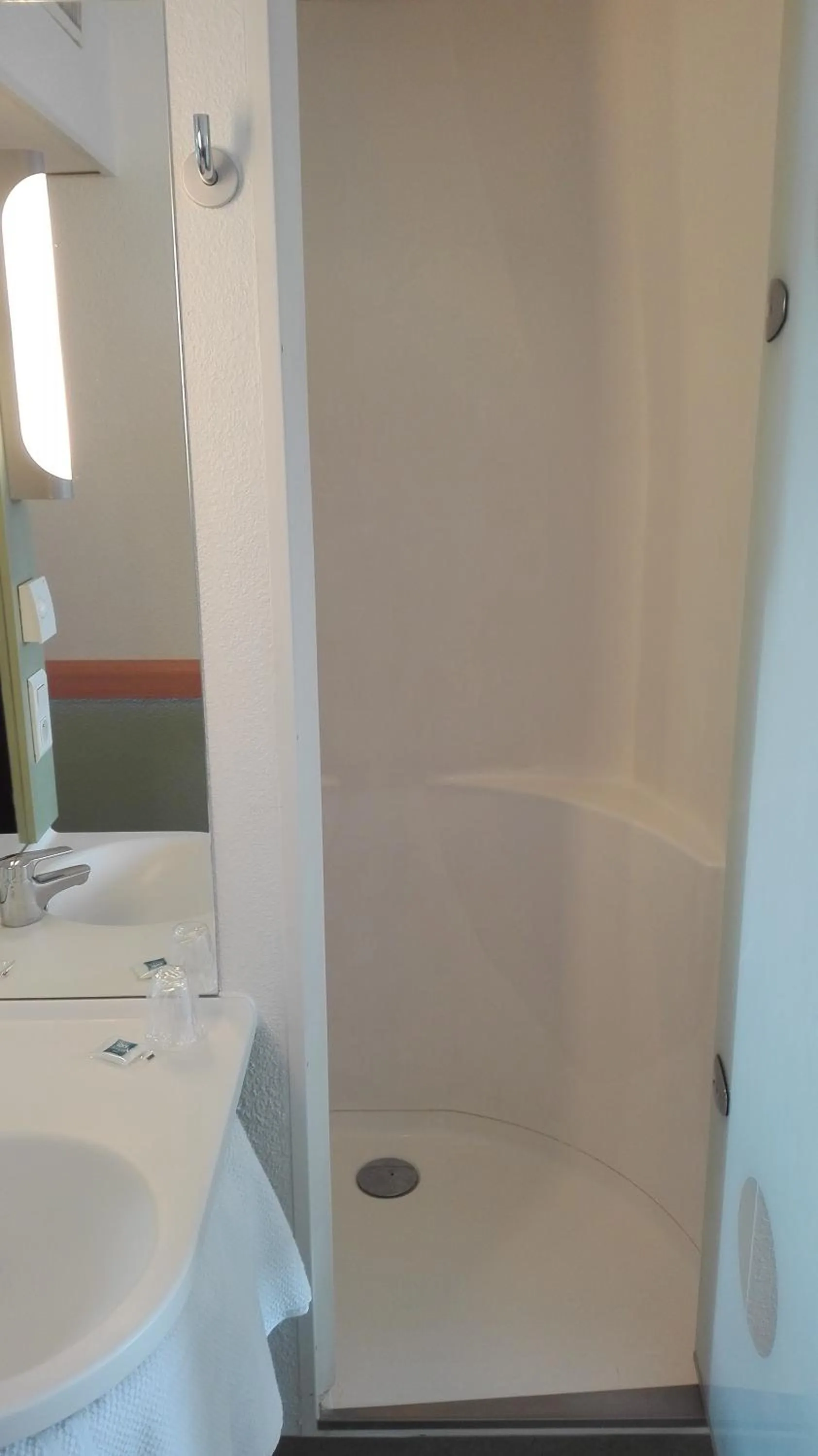 Bathroom in ibis Budget Pau Est