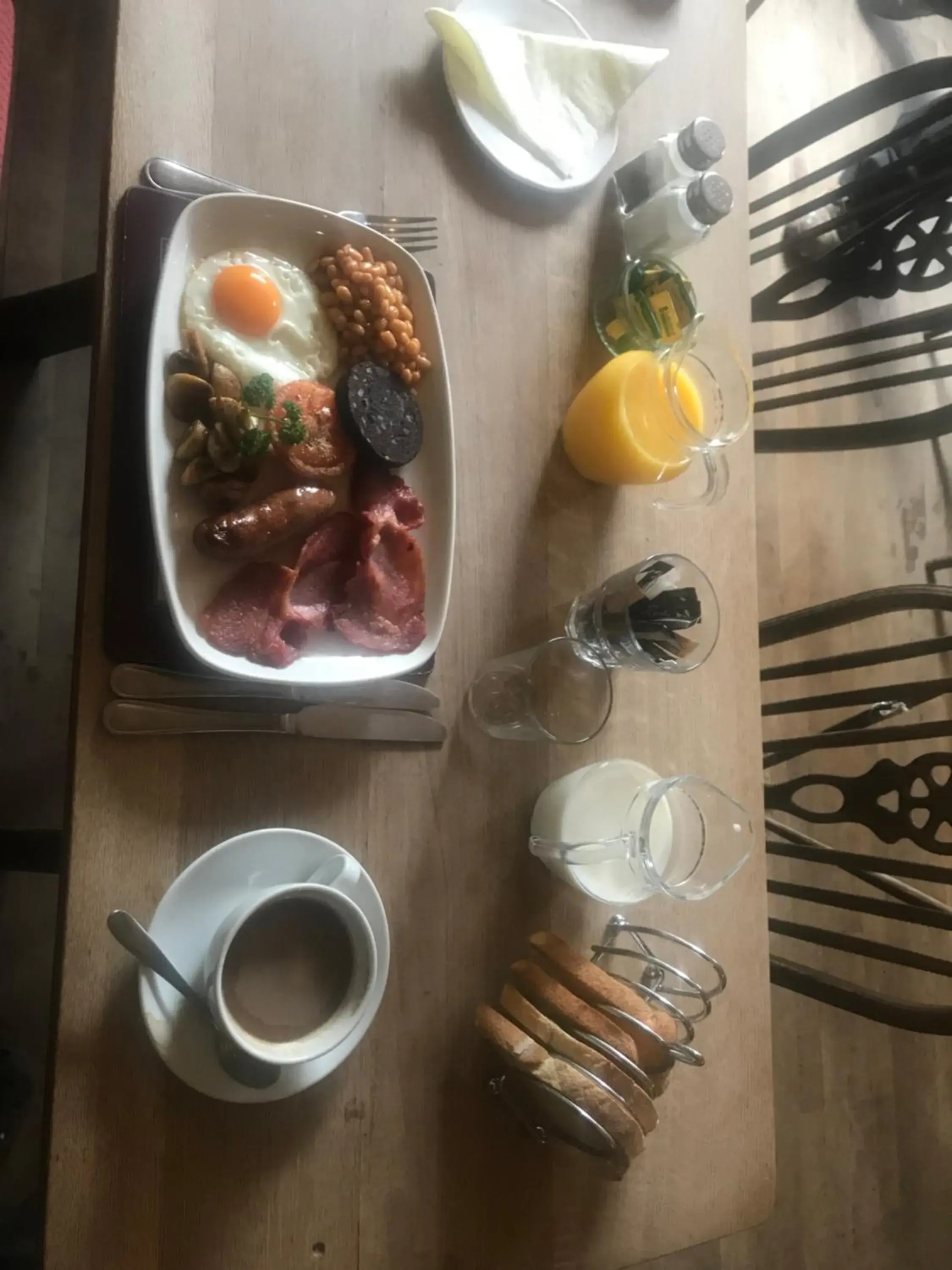 Food and drinks in The Compasses Food and drinks in The Compasses