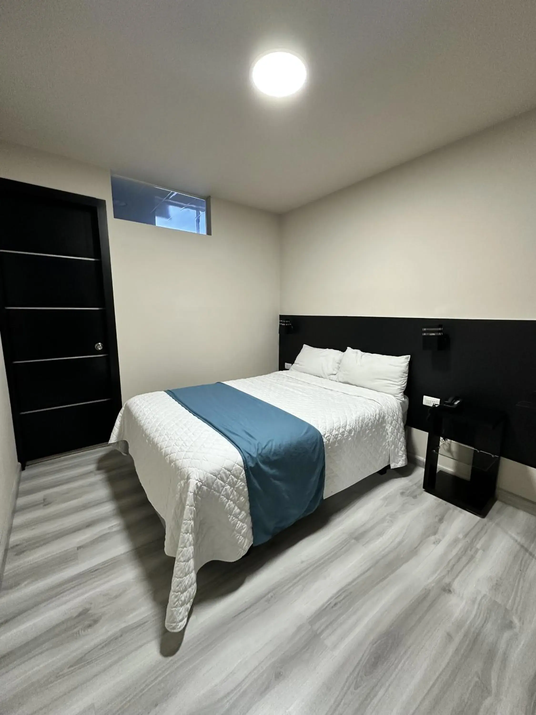 Standard Queen Room - single occupancy in Hotel Versailles Standard Queen Room - single occupancy in Hotel Versailles