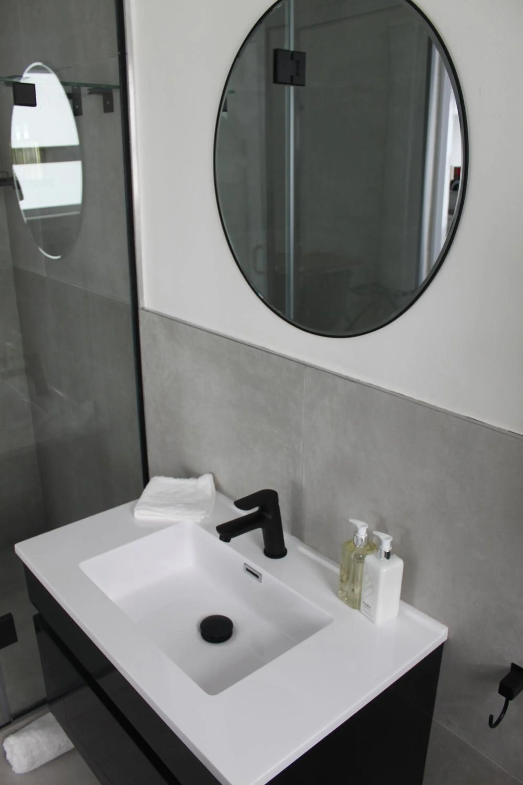 Shower in The Executive Bed and Breakfast