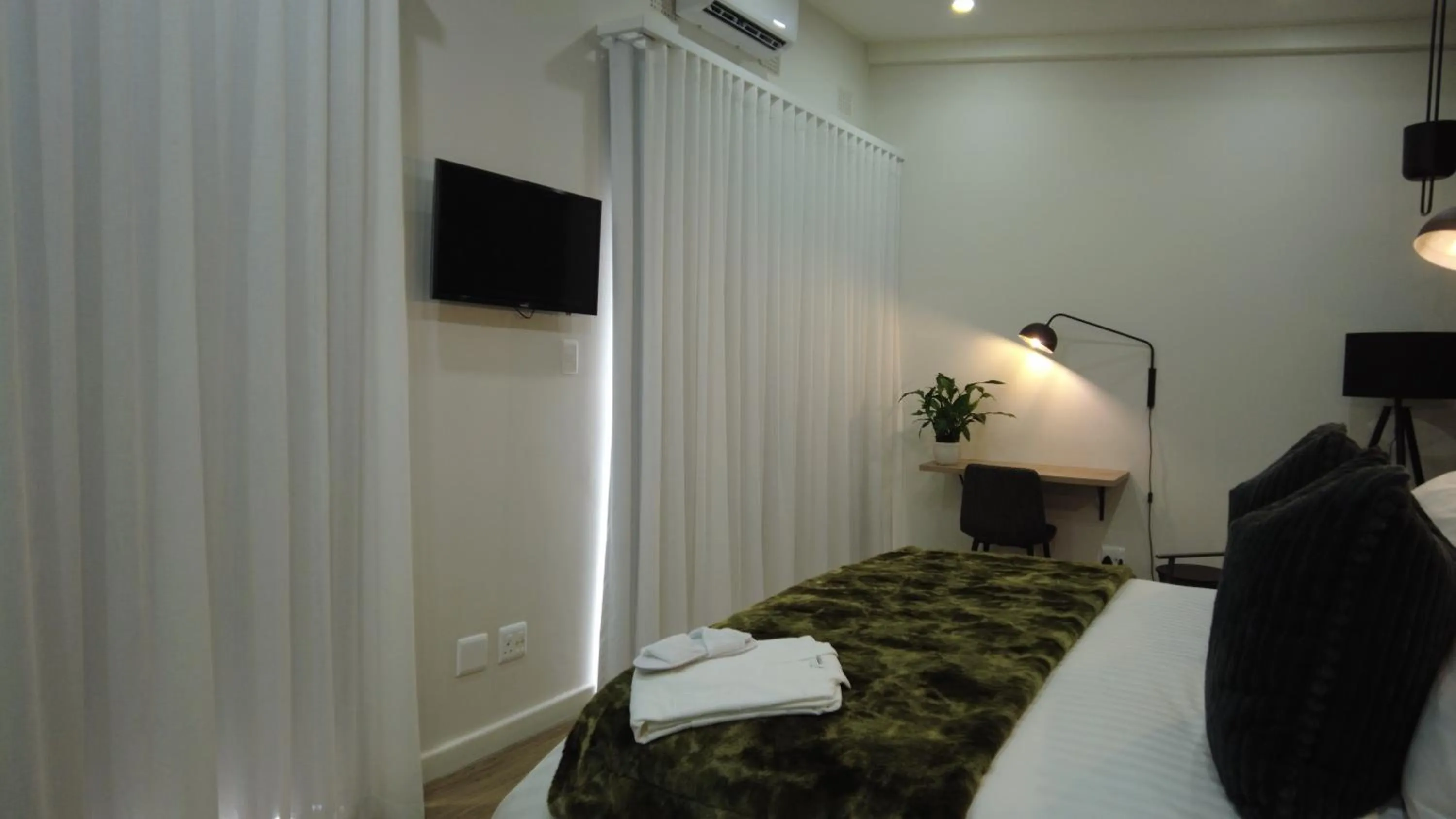 TV and multimedia, Bed in The Executive Bed and Breakfast