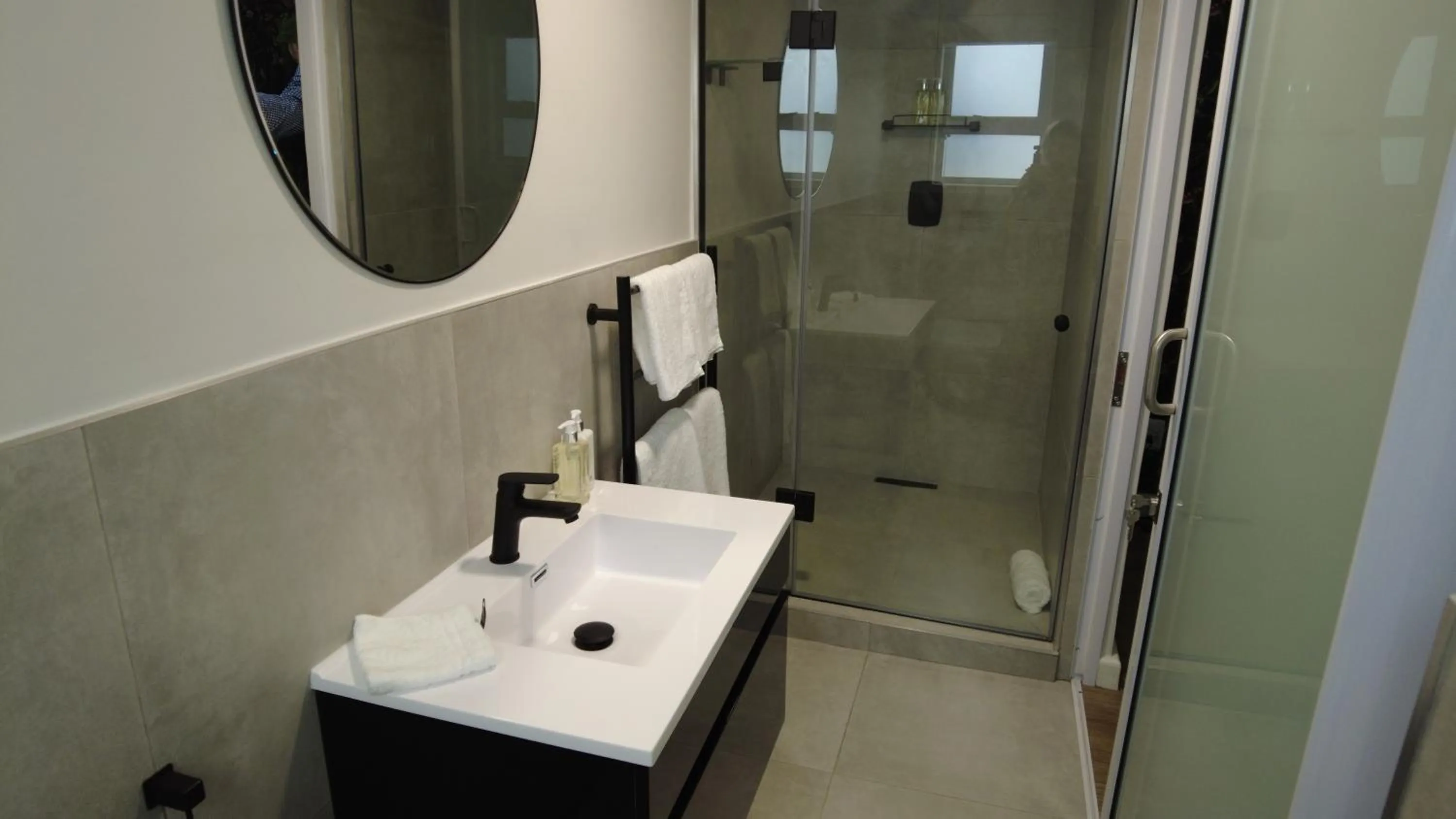 Shower in The Executive Bed and Breakfast