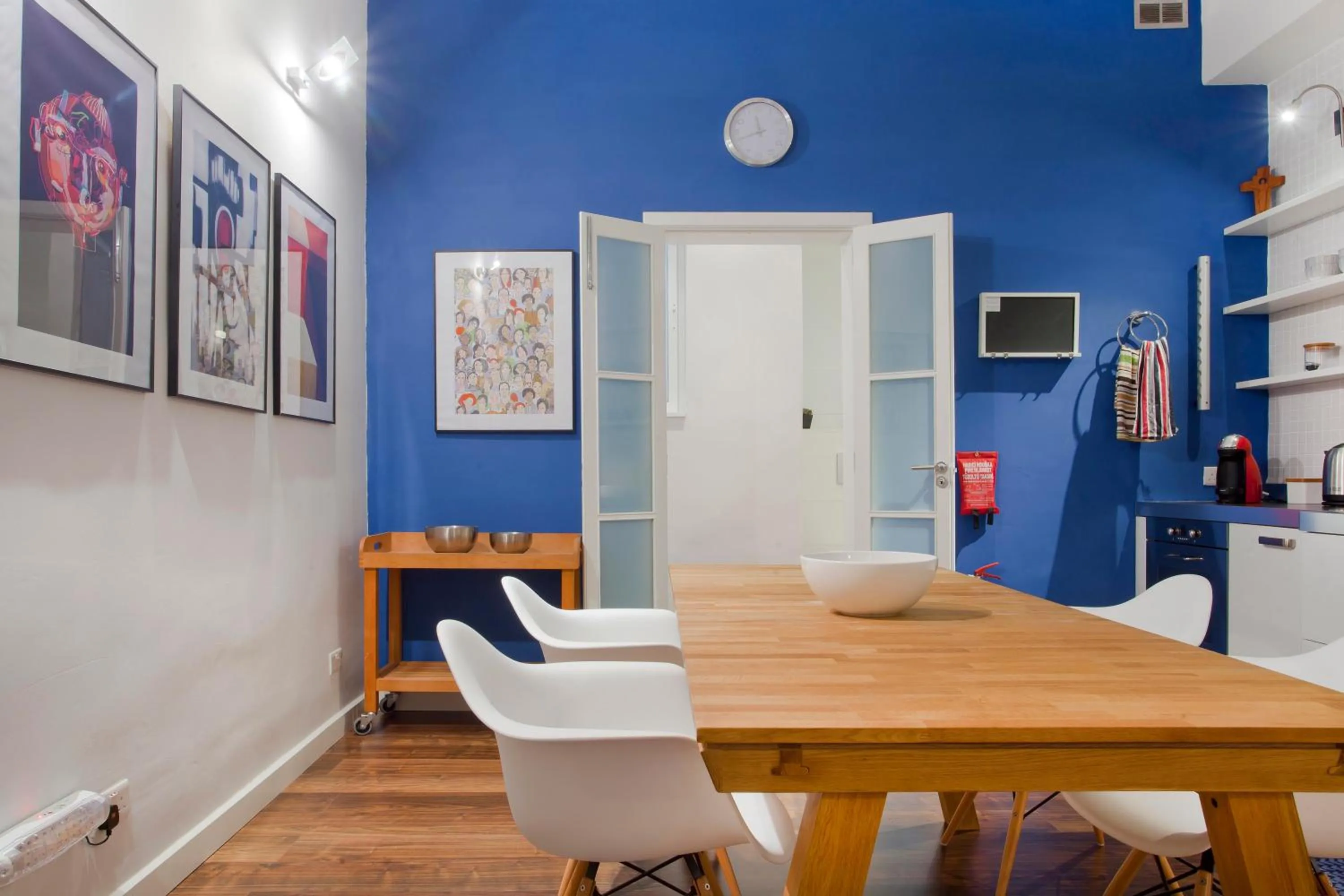 Dining area in Premium Design Central Suite