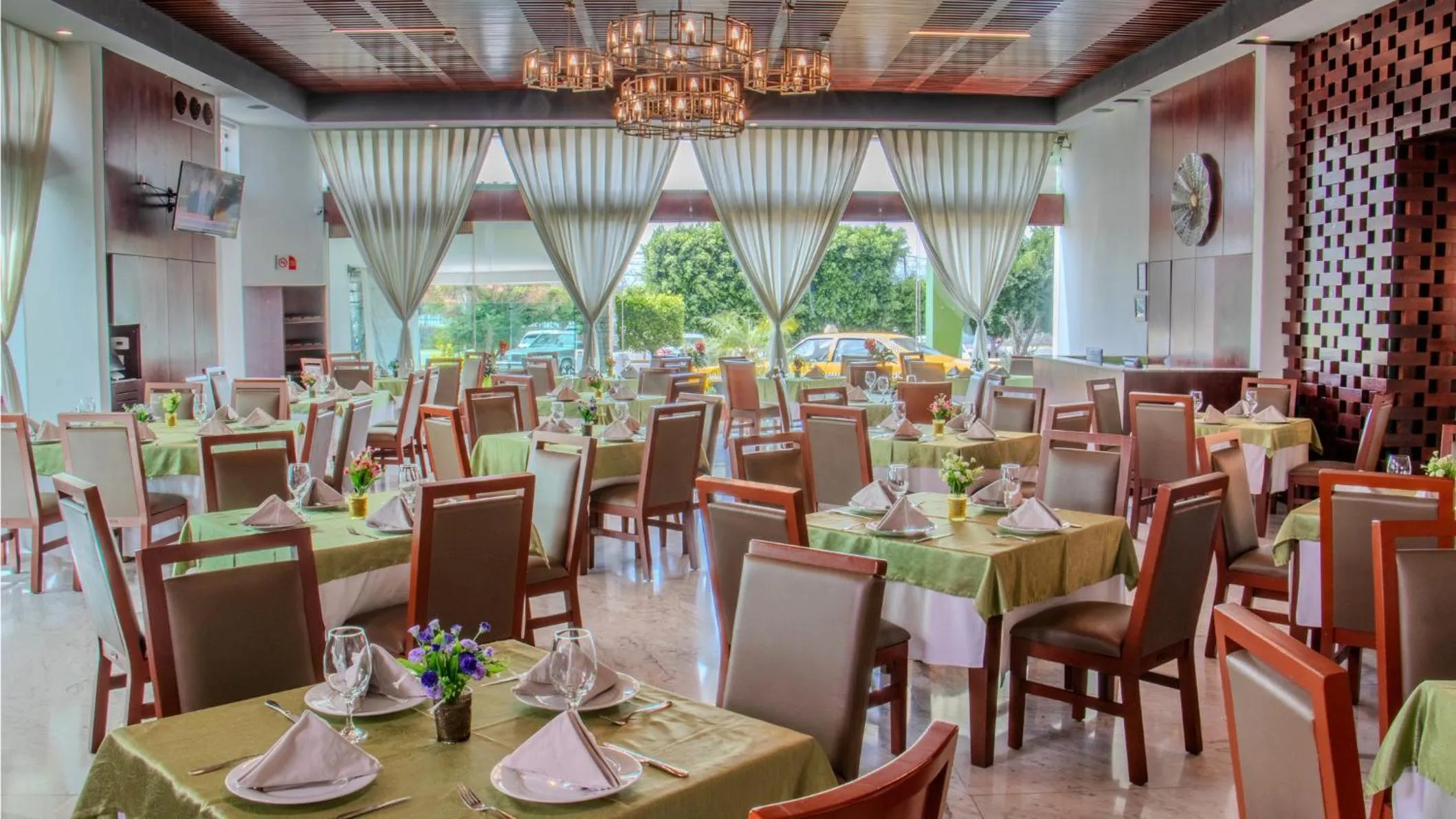 Restaurant/places to eat in Holiday Inn Queretaro Zona Krystal by IHG