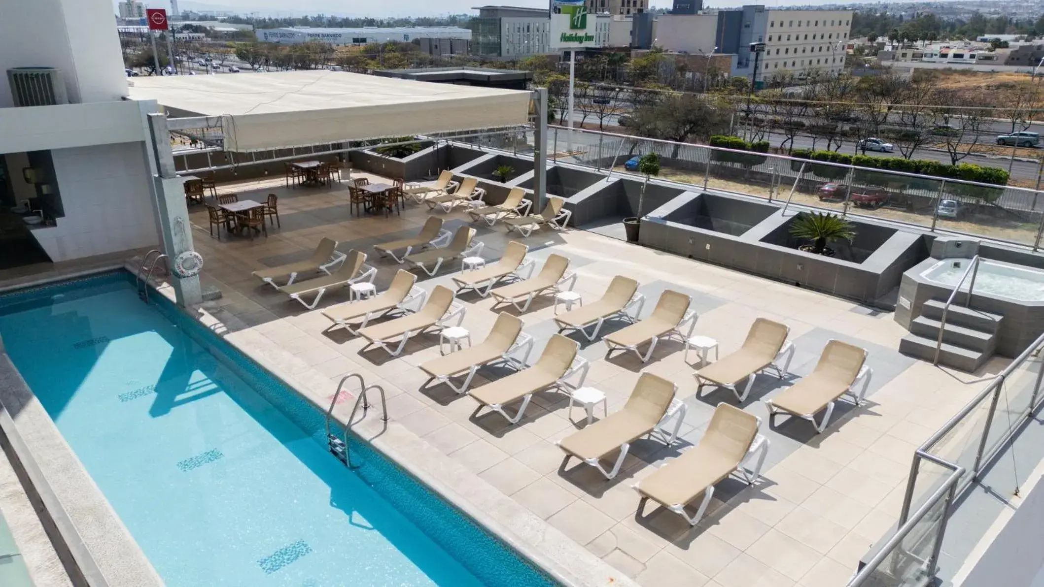 Swimming pool in Holiday Inn Queretaro Zona Krystal by IHG Swimming pool in Holiday Inn Queretaro Zona Krystal by IHG