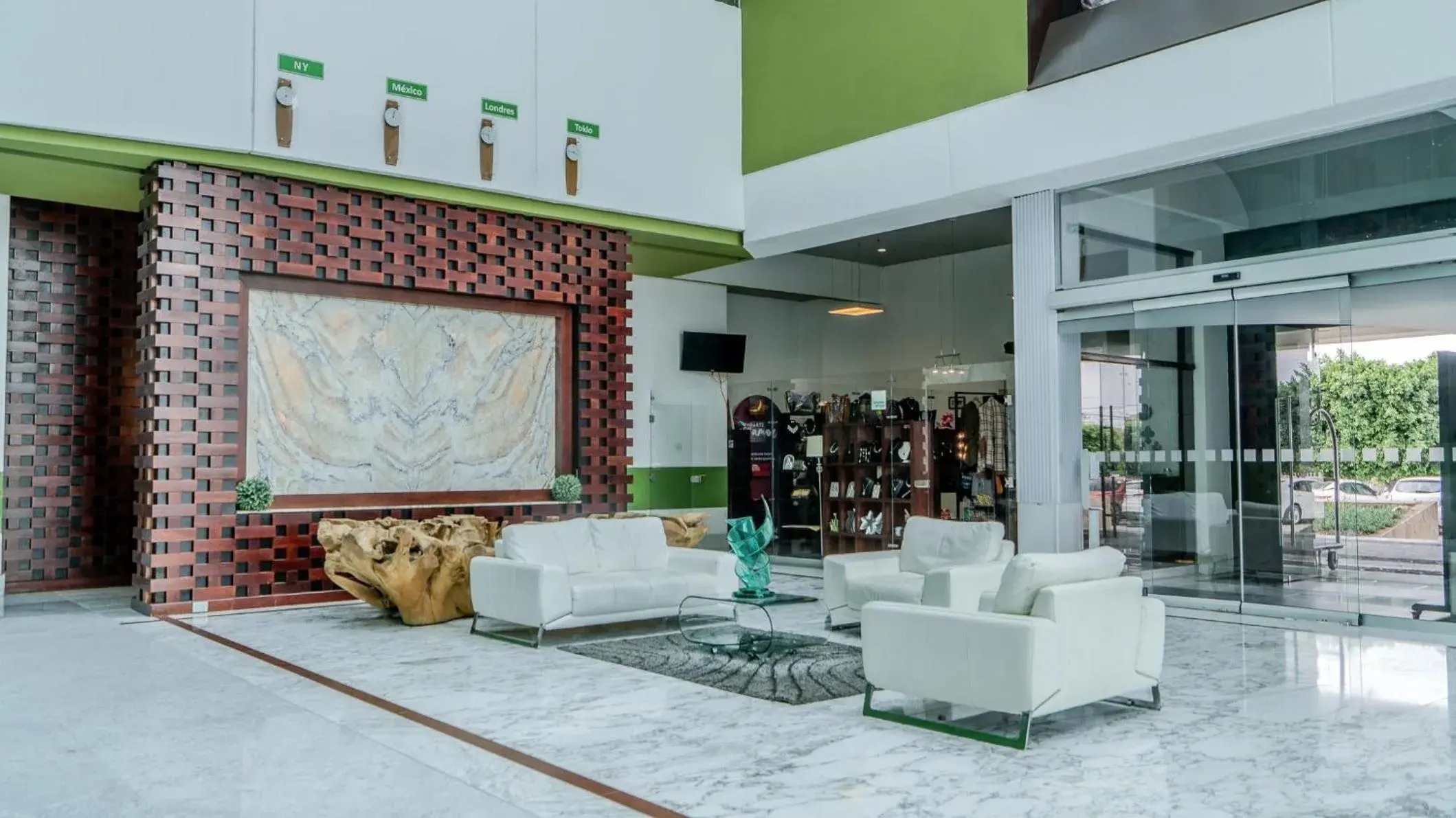 Property building in Holiday Inn Queretaro Zona Krystal by IHG Property building in Holiday Inn Queretaro Zona Krystal by IHG