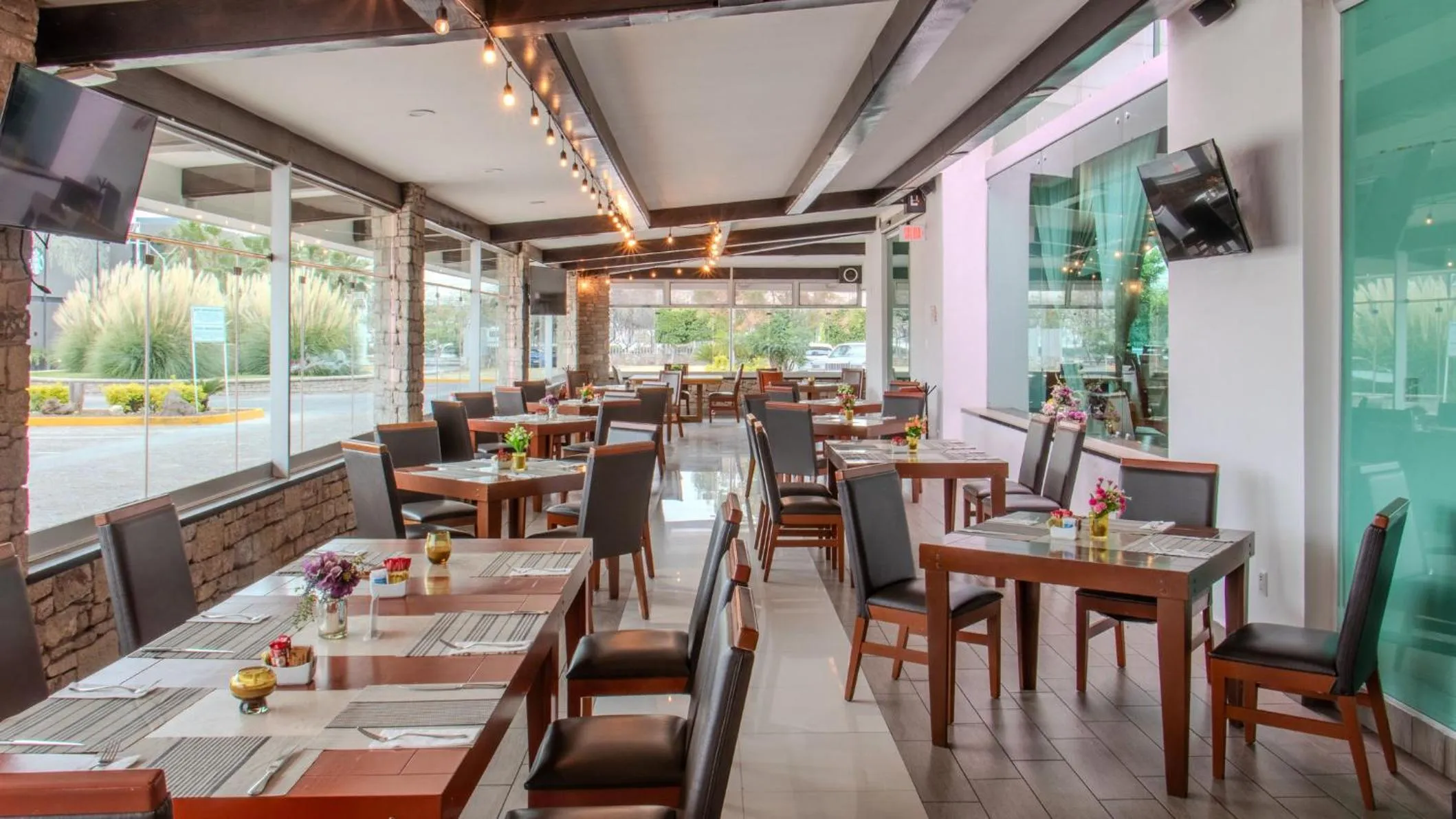 Restaurant/places to eat in Holiday Inn Queretaro Zona Krystal by IHG