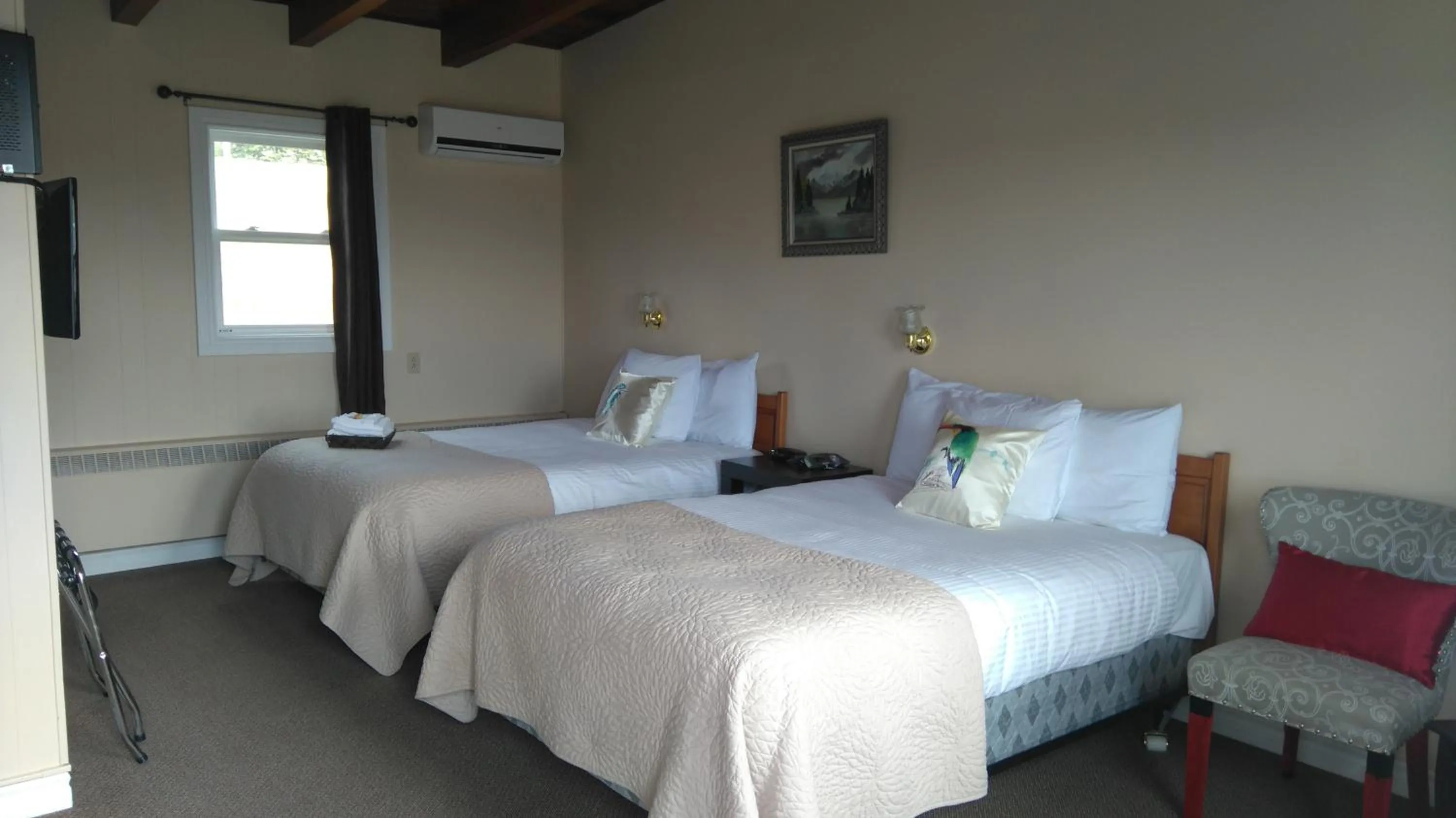 Photo of the whole room, Bed in Oasis Motel