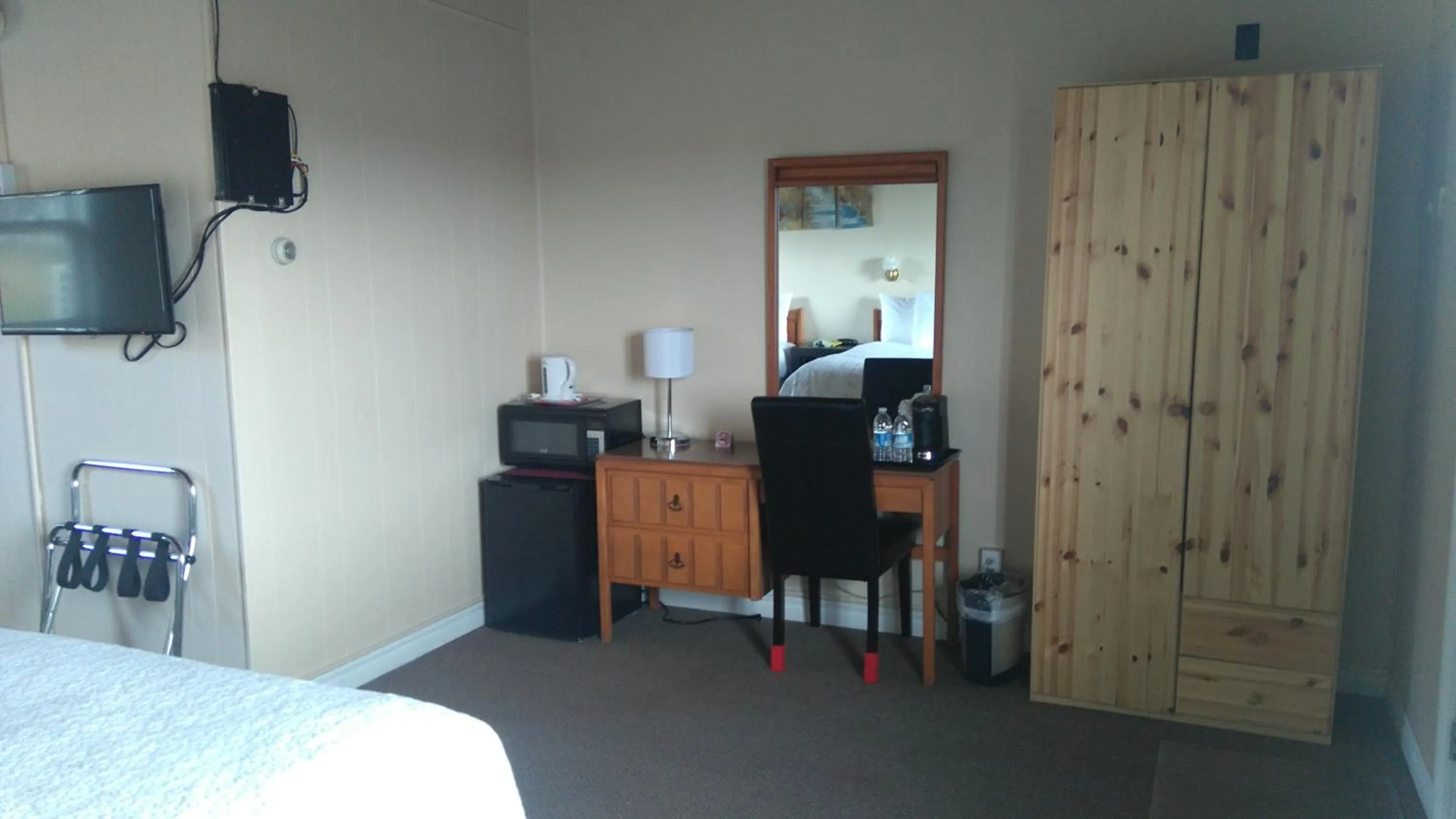 Living room, Bed in Oasis Motel